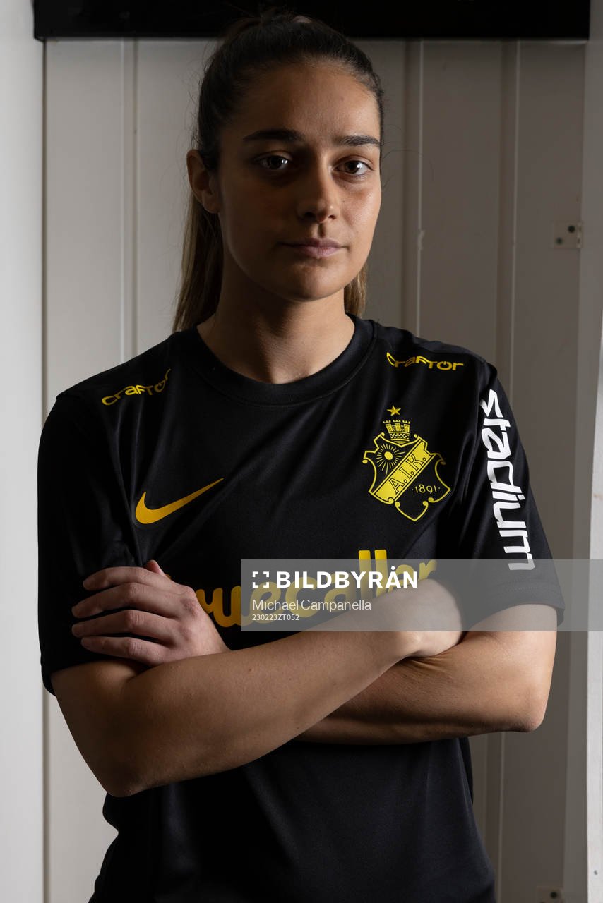 Daniella Famili