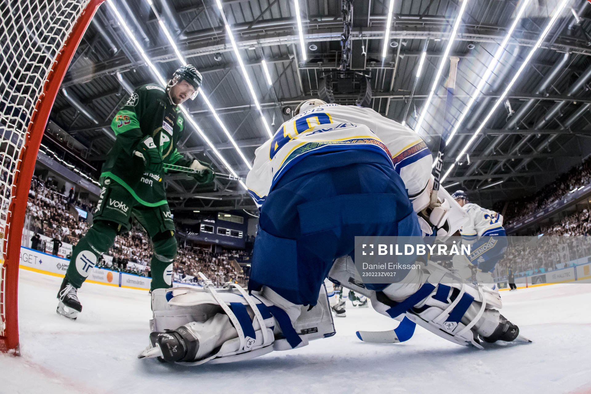 Färjestads Max Lindroth och Leksands målvakt Mantas