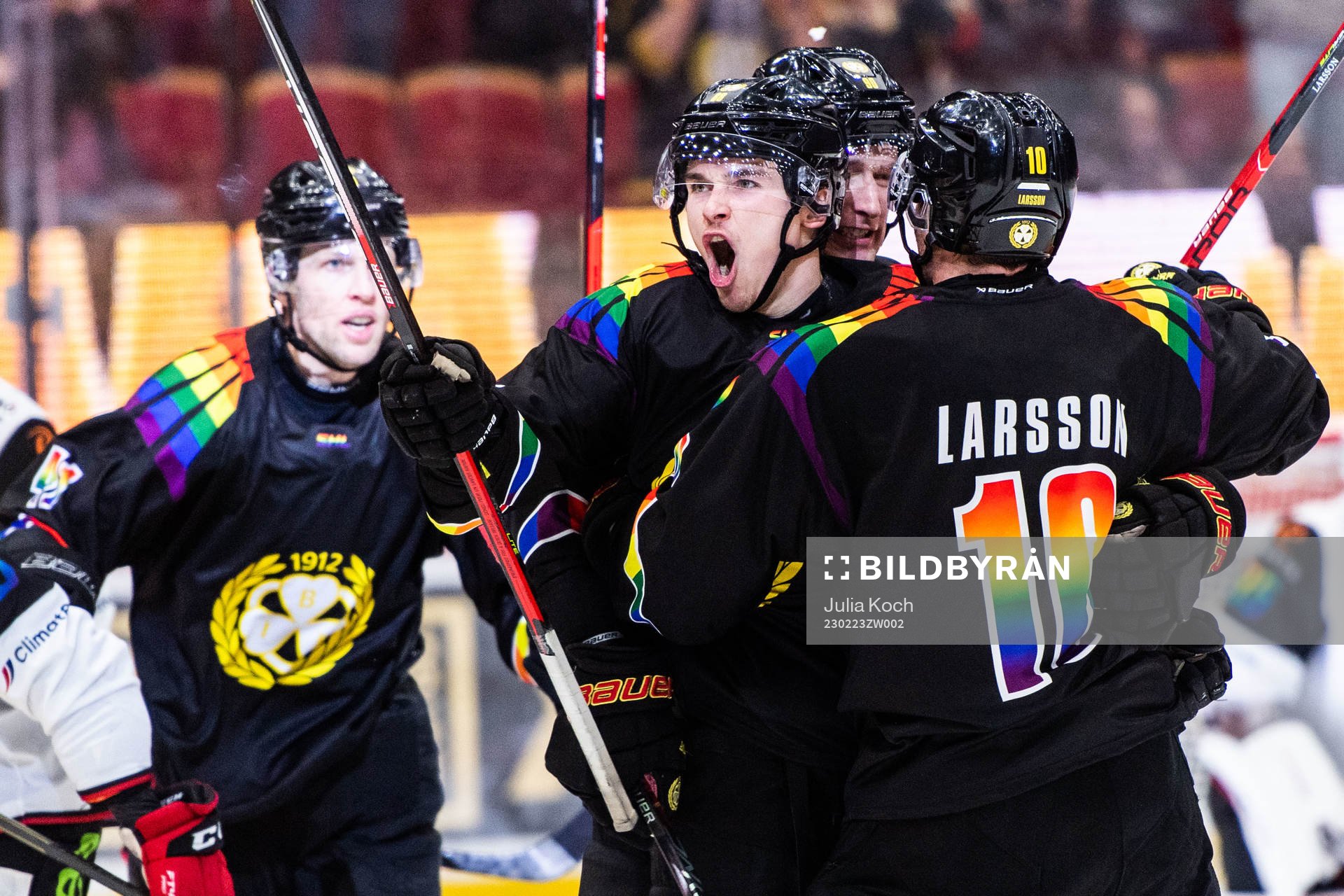 Brynäs Dmytro Timashov jublar med lagkamrater