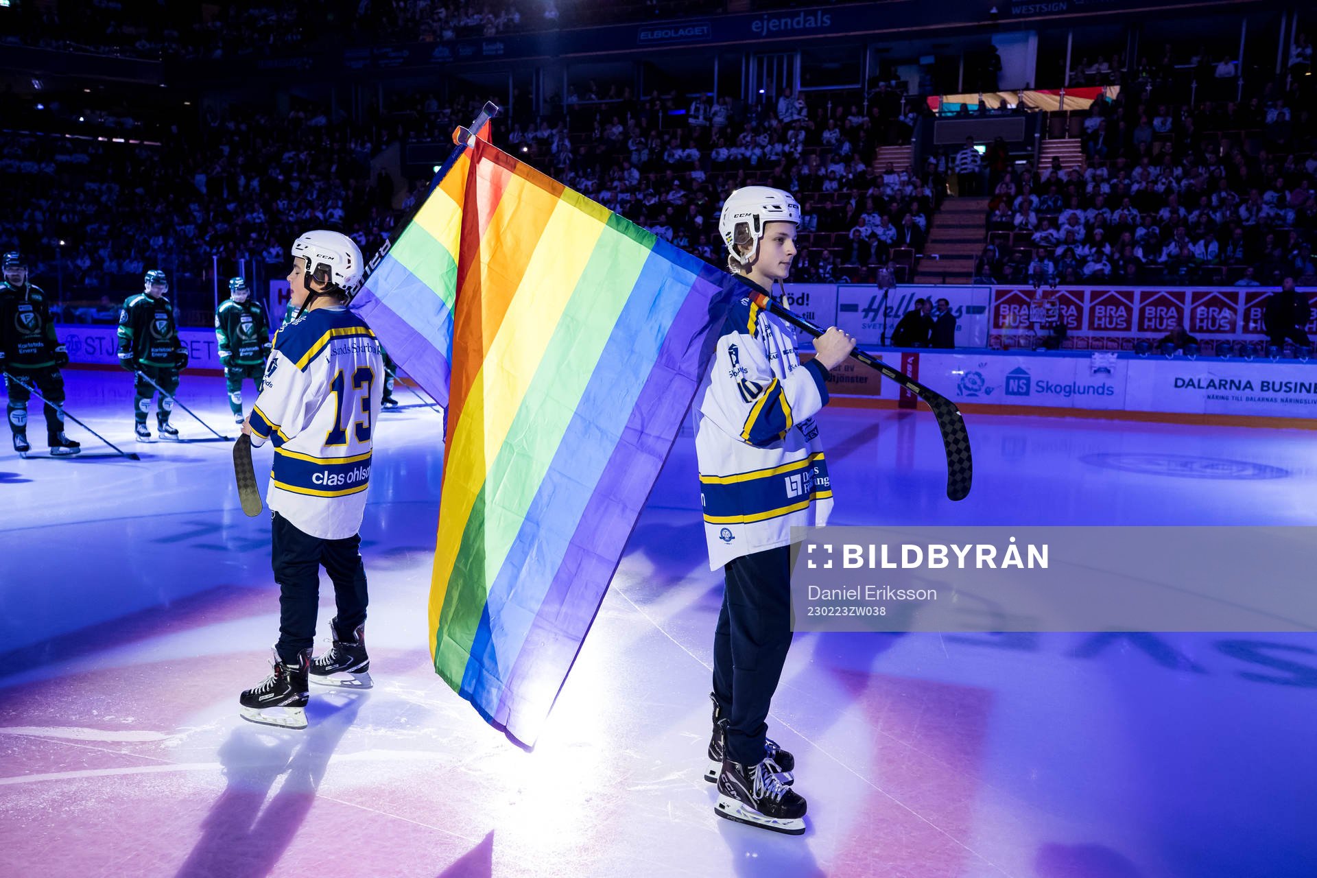 Fanbärare med pride flaggor
