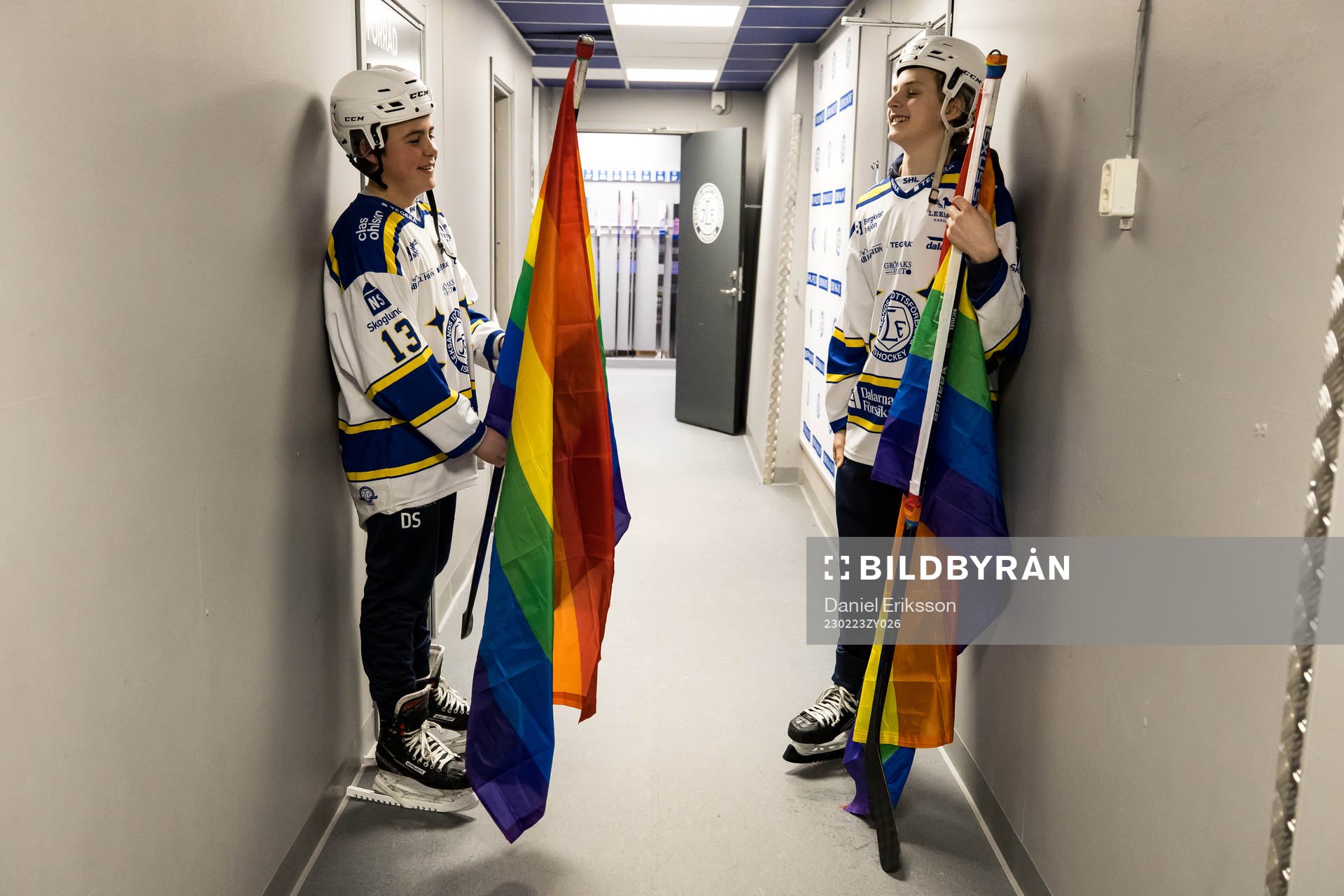 Fanbärare med pride flaggor