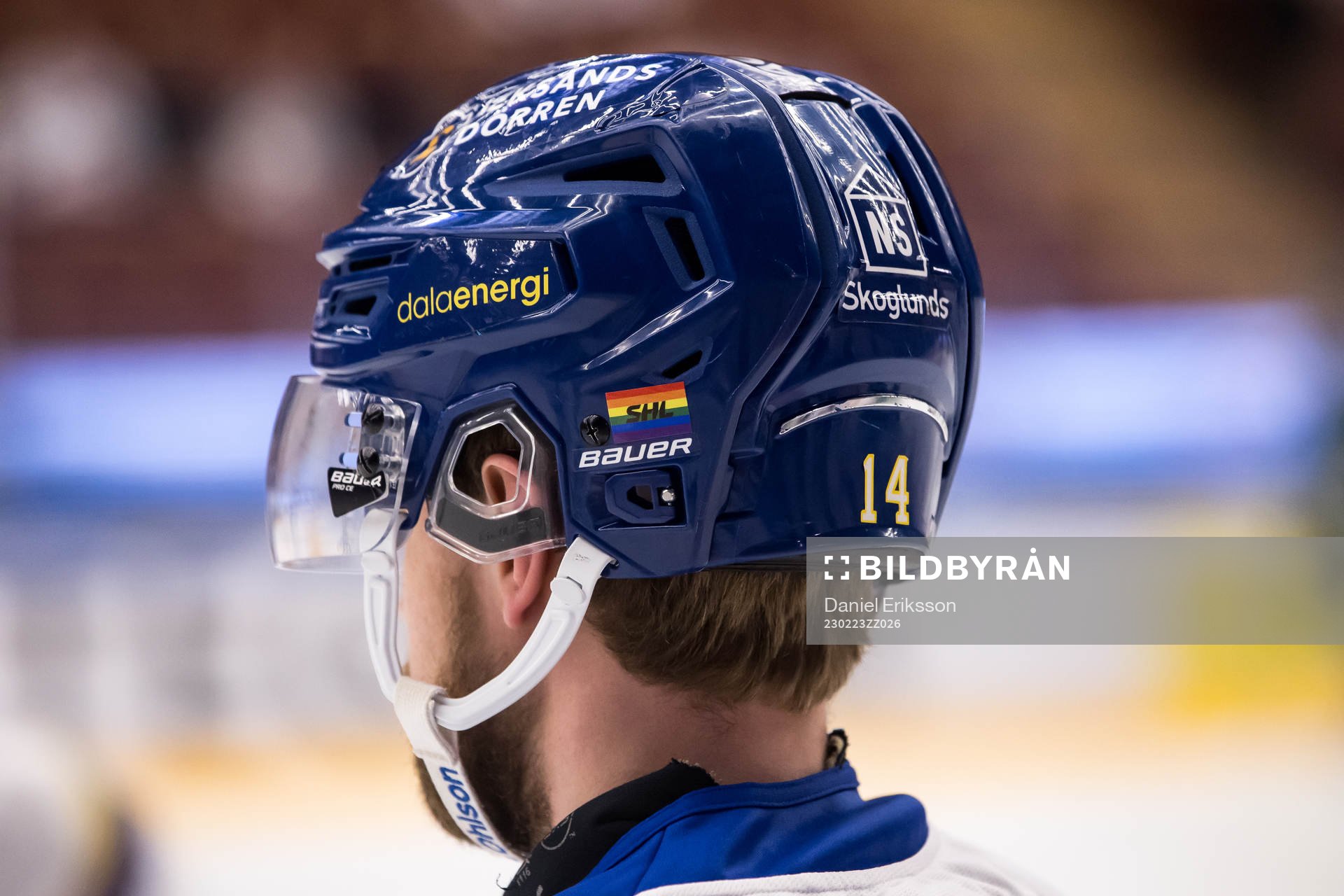 Pride flagga på hjälm