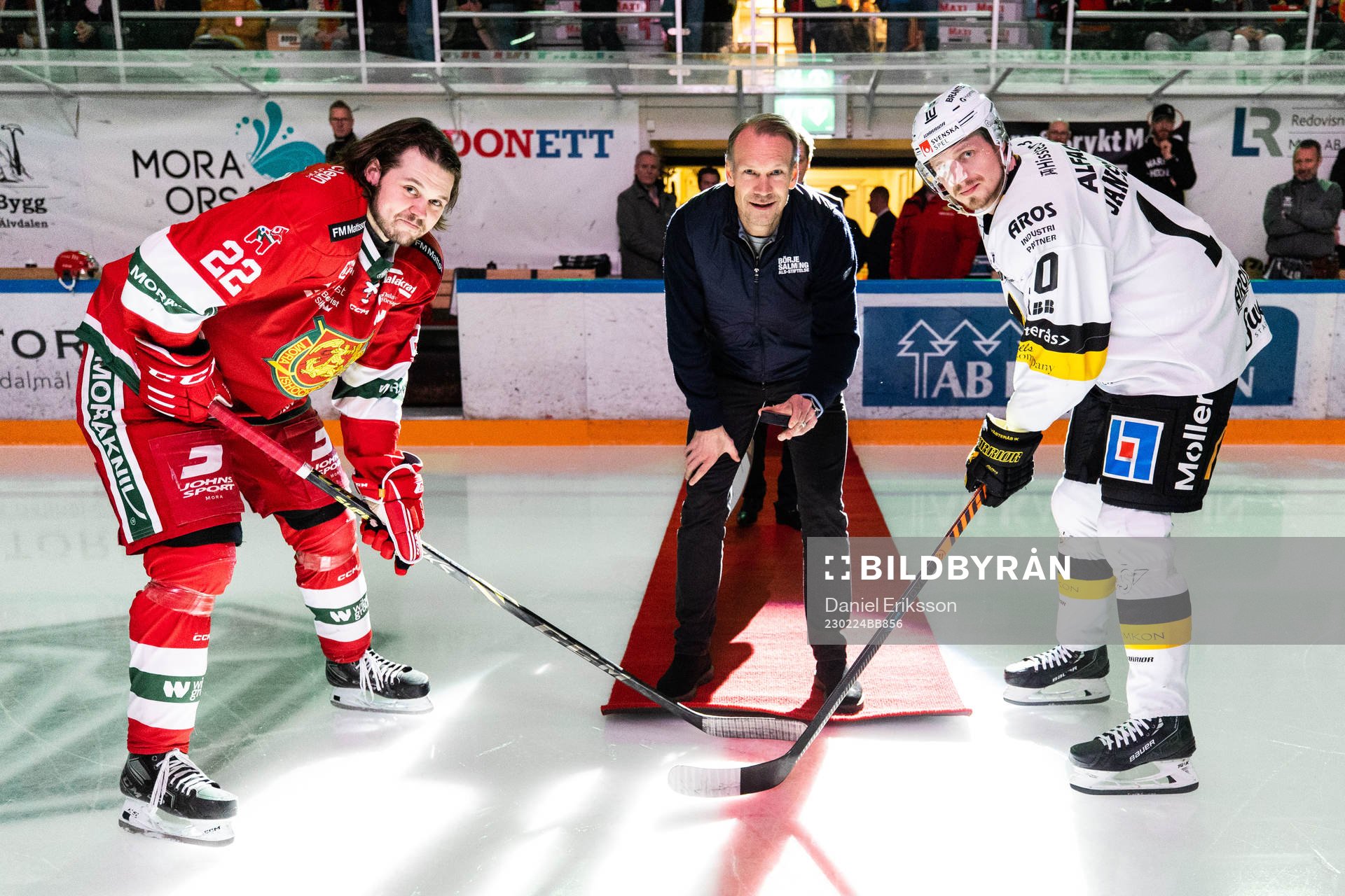 Niklas Lidström släpper matchpucken framför Moras Måns