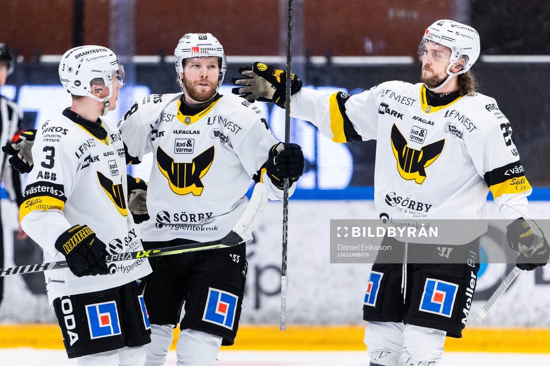 Västerås Lukas Zetterberg jublar med Ludvig Östman och