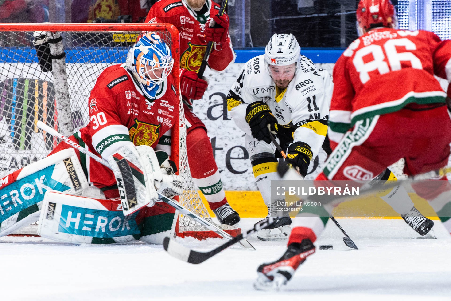 Moras målvakt Kari Piiroinen och Västerås Anton Svensson