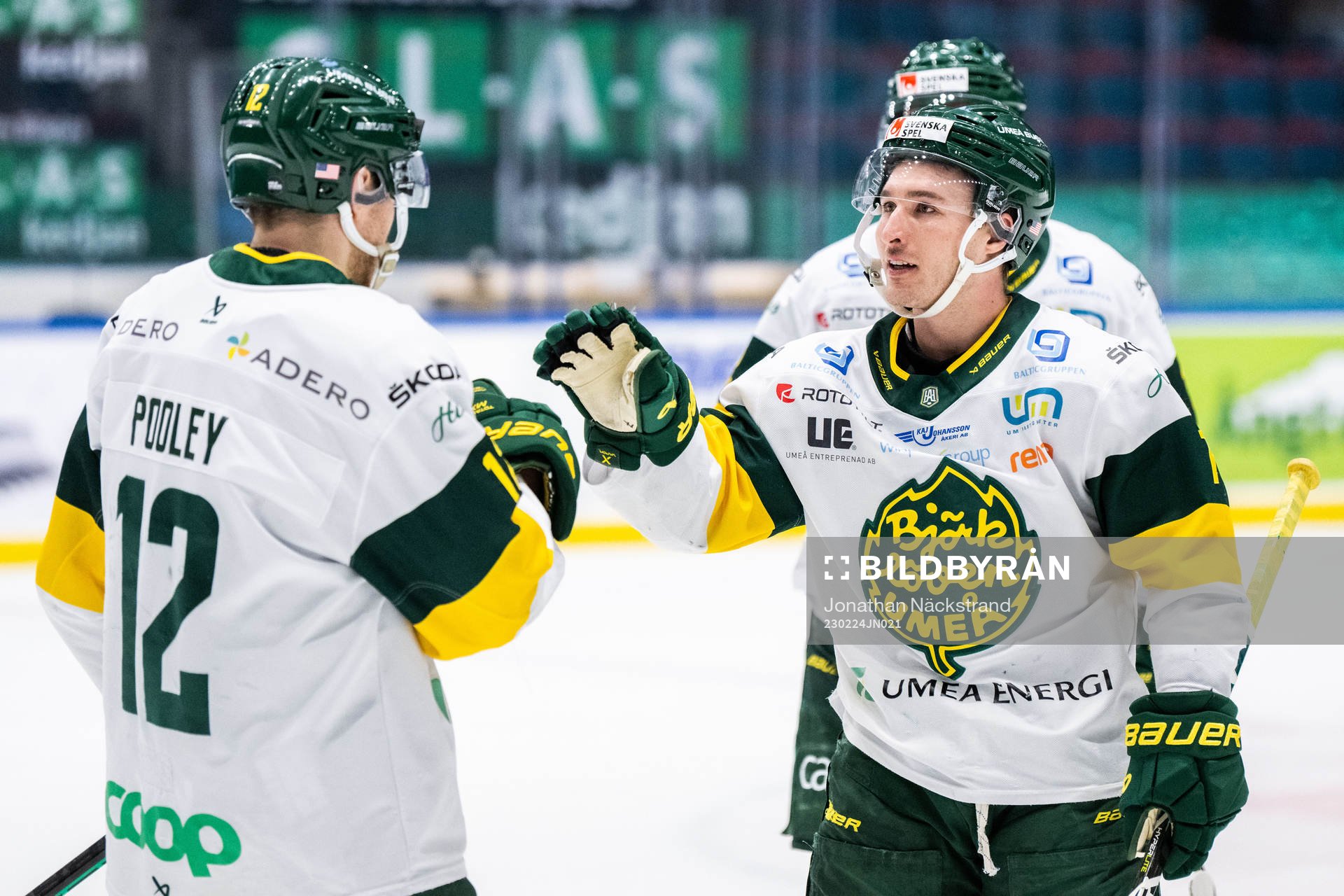 Björklövens Scott Pooley jublar med Nicholas Schilkey