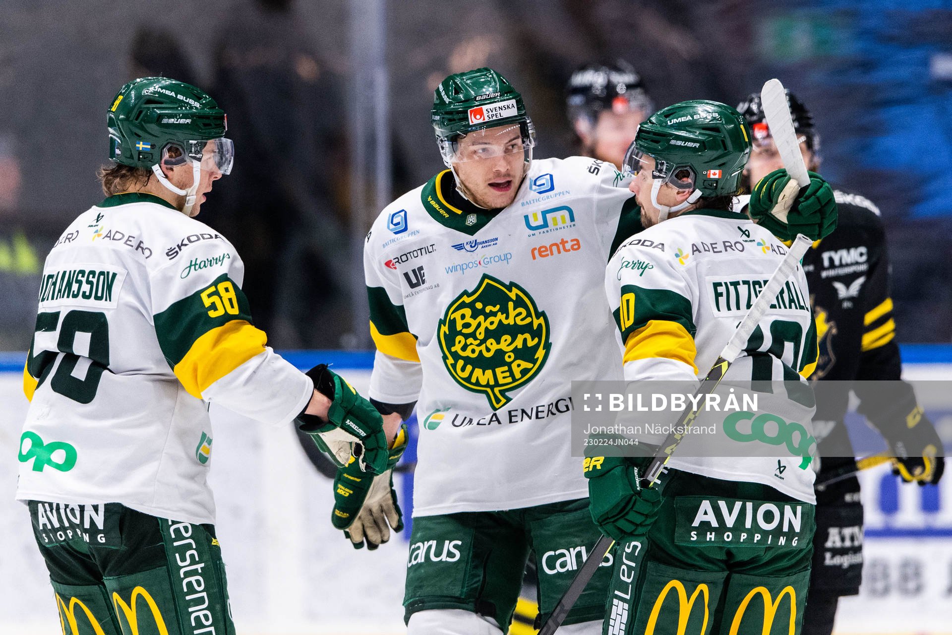 Björklövens Gerry Fitzgerald jublar med Scott Pooley och