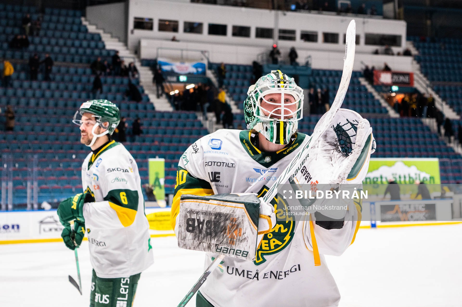 Björklövens målvakt Joona Voutilainen jublar
