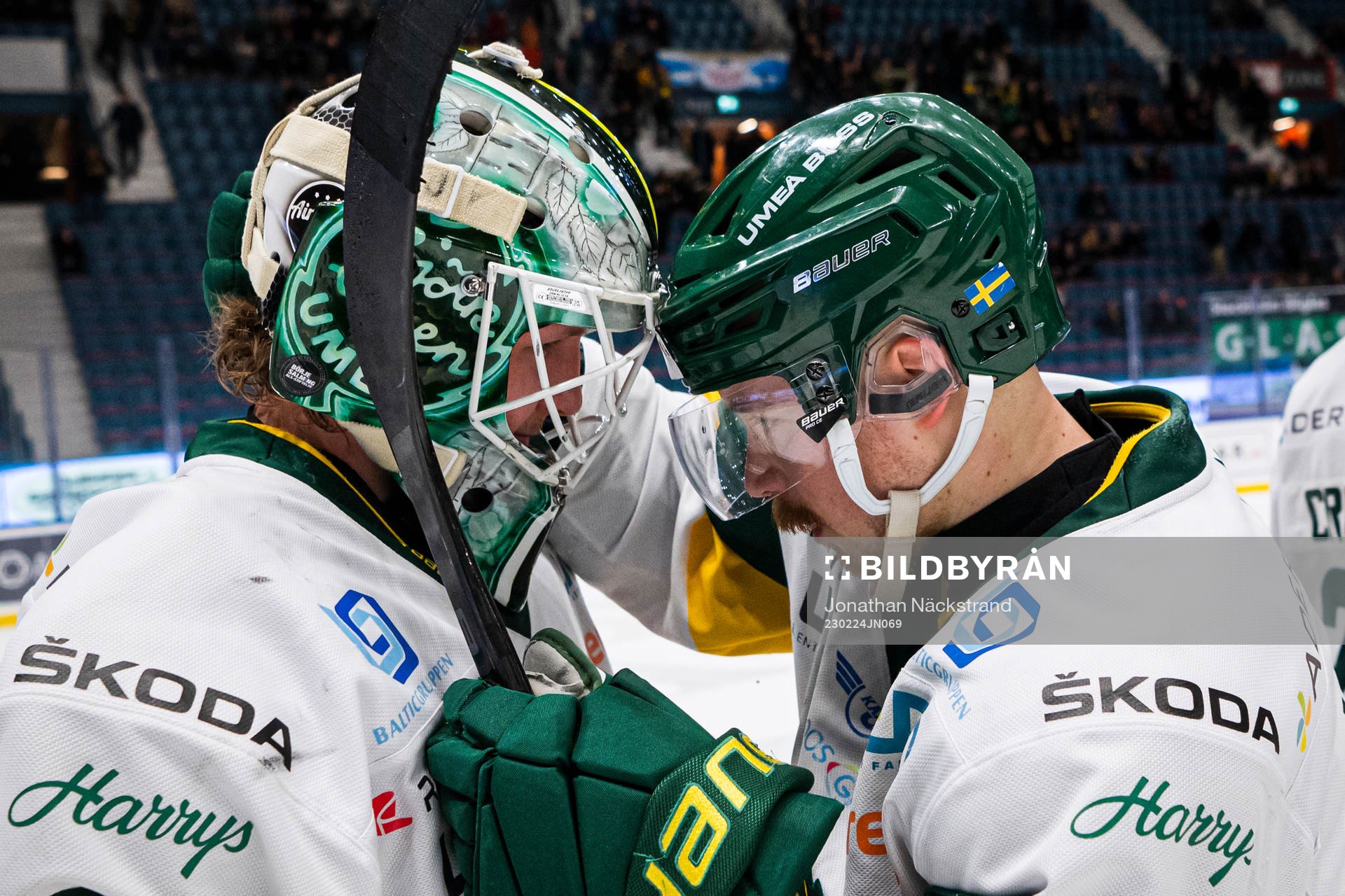 Björklövens Joel Mustonen jublar med målvakt Joona