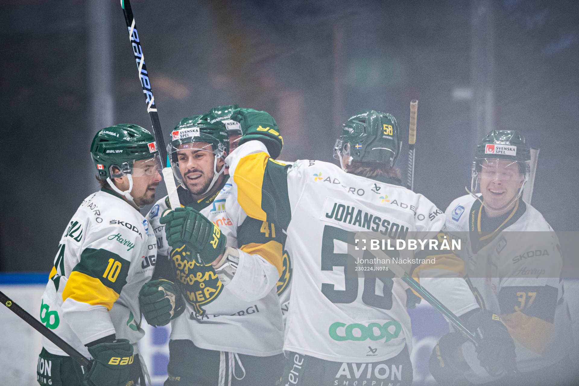 Björklövens Maxime Fortier jublar med lagkamrater