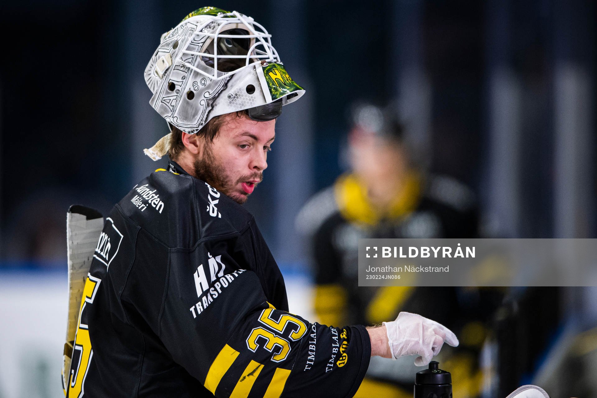 AIKs målvakt Niklas Lundström innan ishockeymatchen i