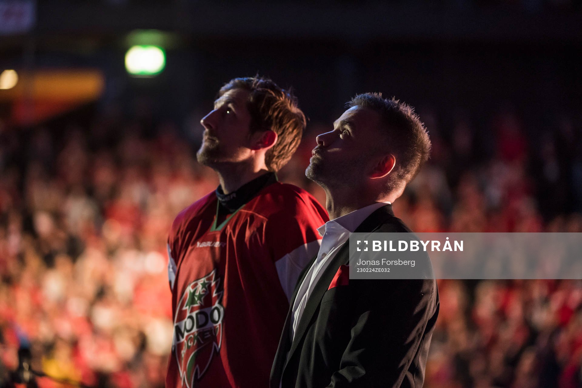 Niklas Sundström hyllas i sällskap av Oscar Nordin innan