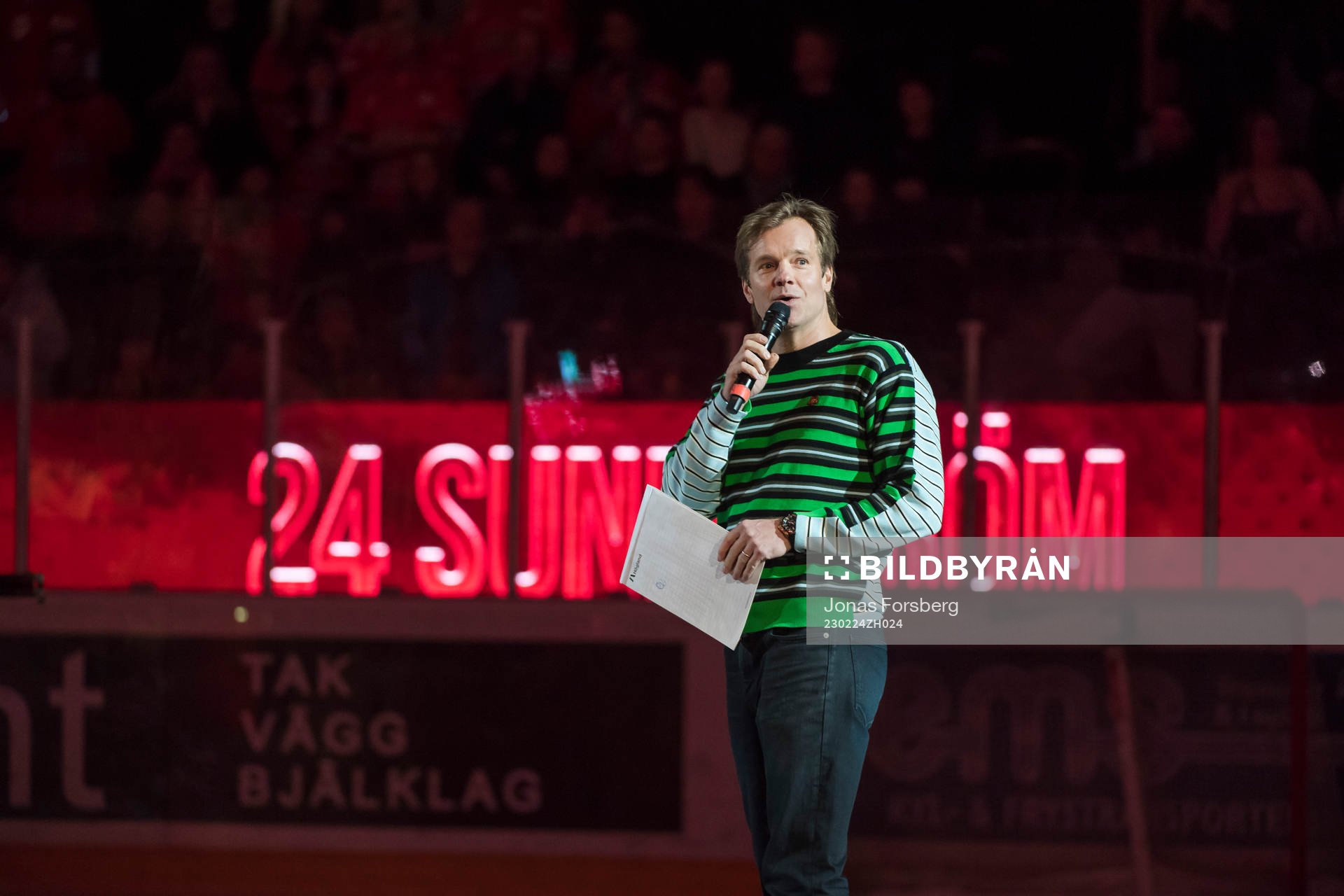Henrik Johansson presenterar Niklas Sundström innan