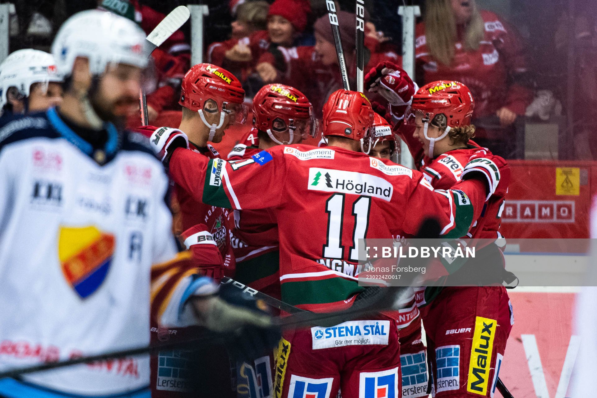 Modos Johan Södergran jublar med lagkamrater