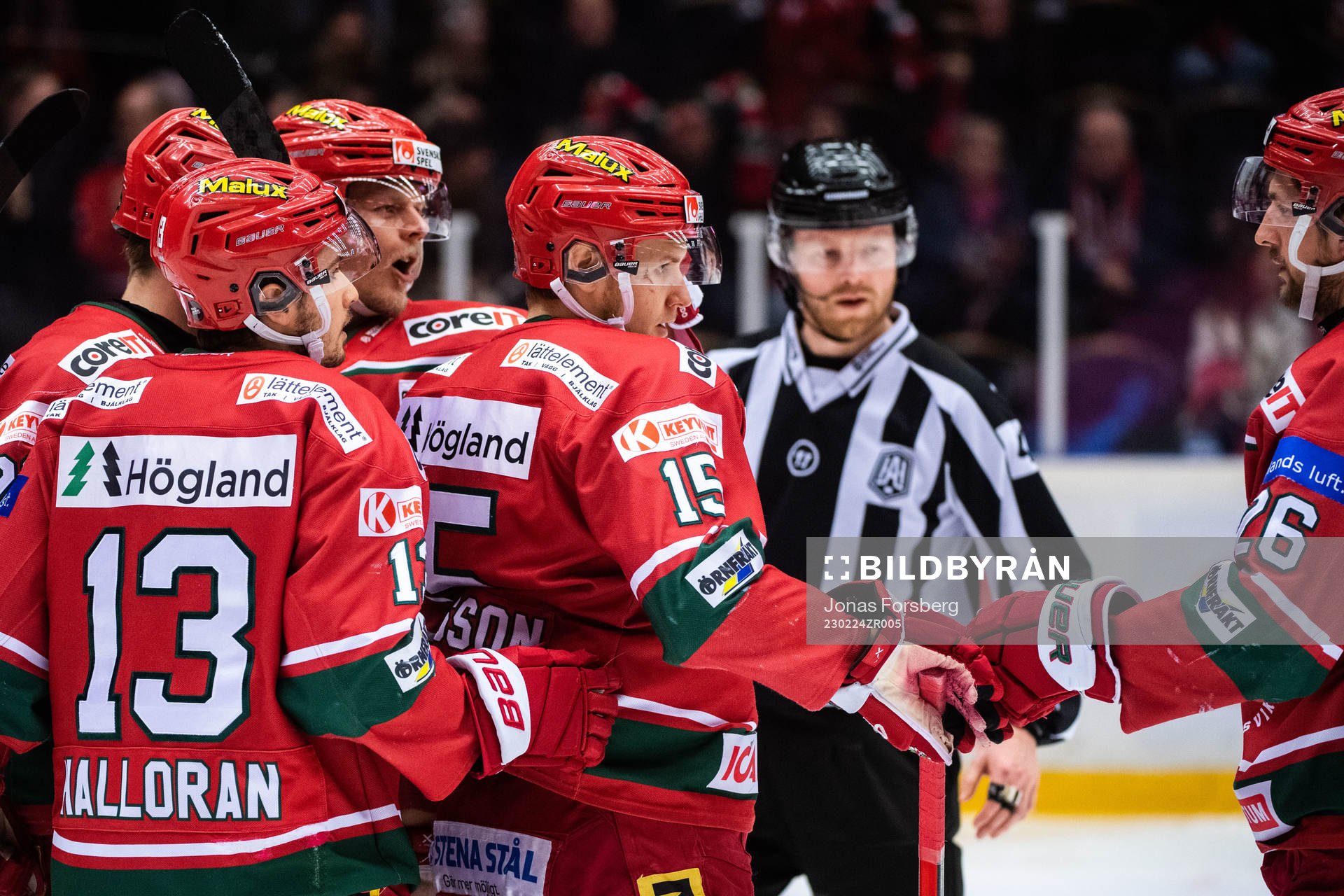 Modos Filip Sveningsson jublar med lagkamrater