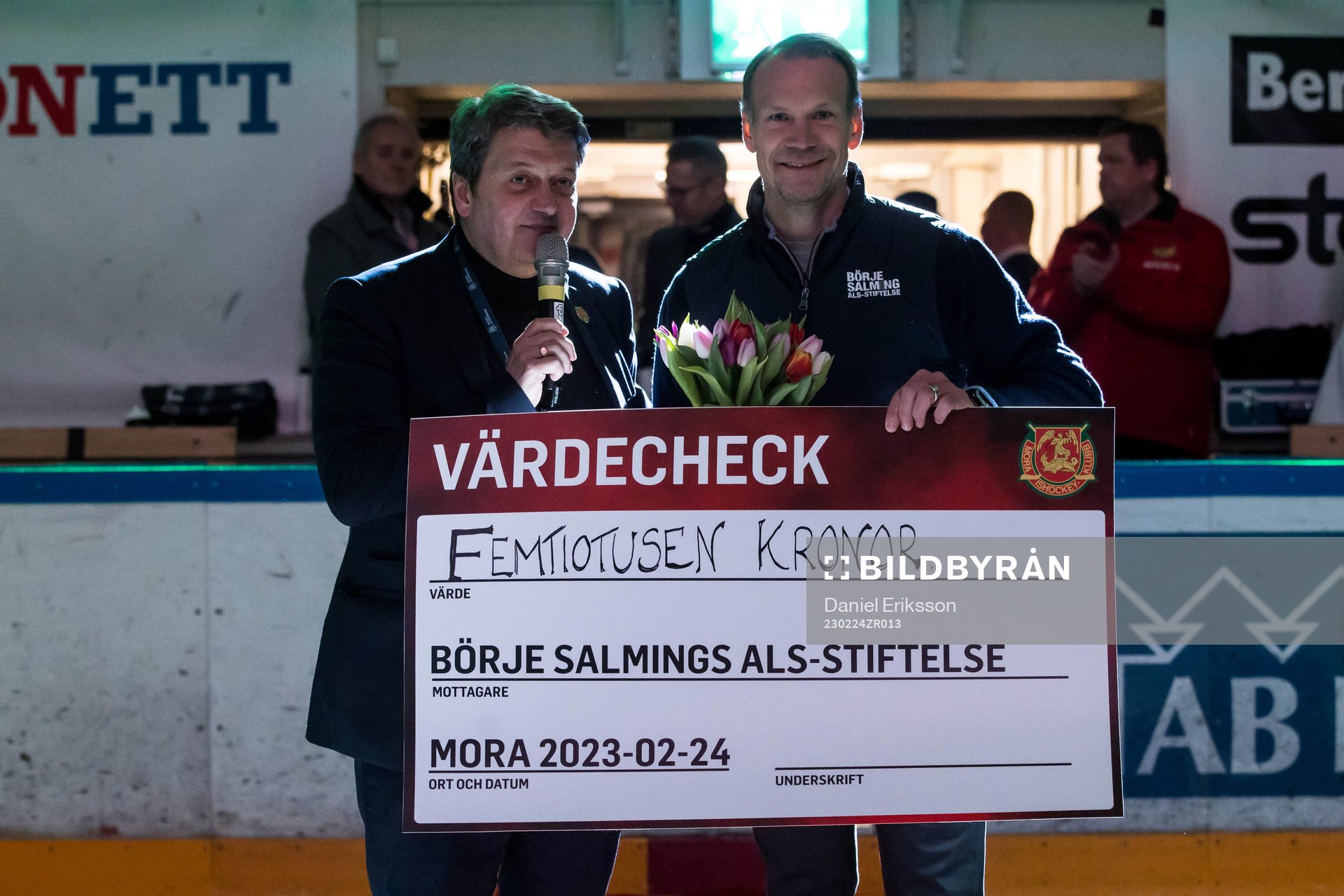 Niklas Lidström får en check av Moras  Peter Masuhr