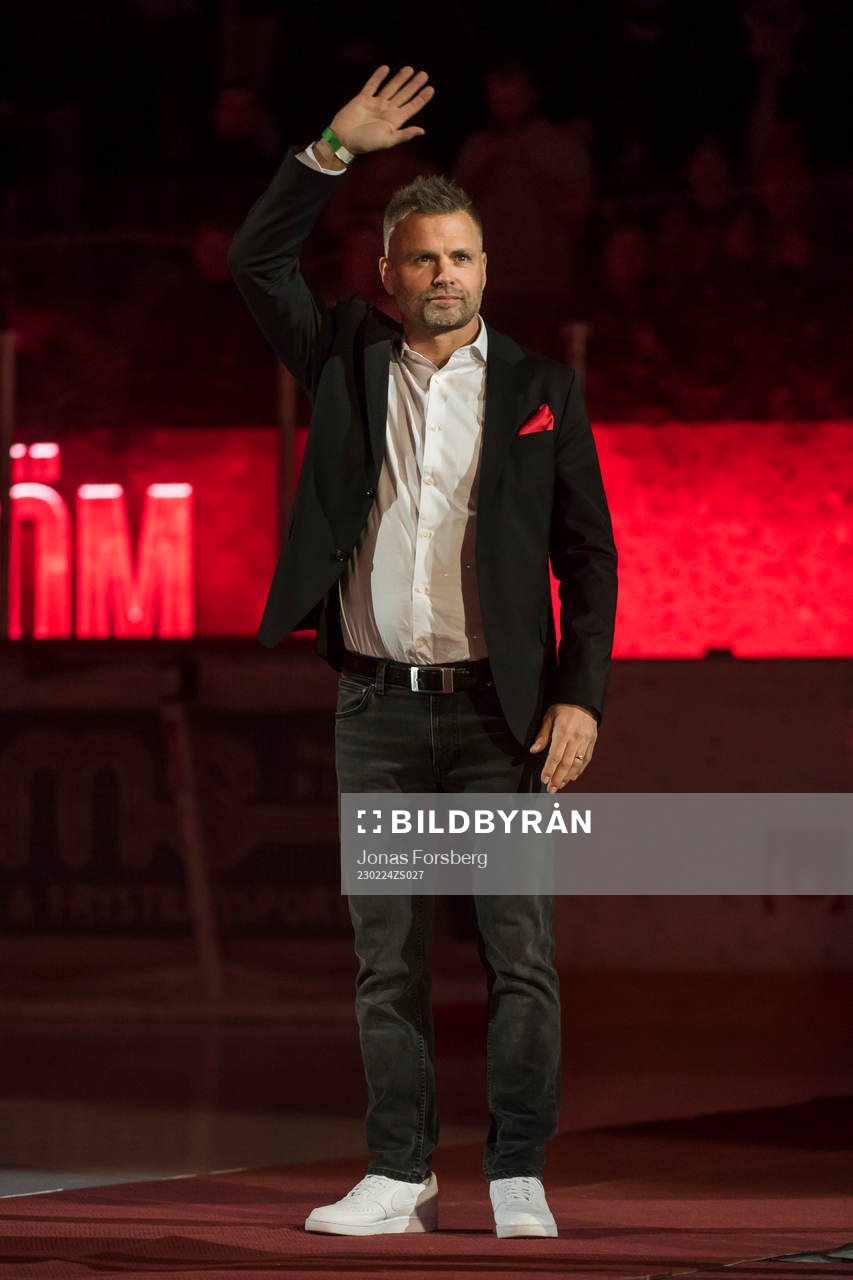 Niklas Sundström hyllas innan ishockeymatchen i