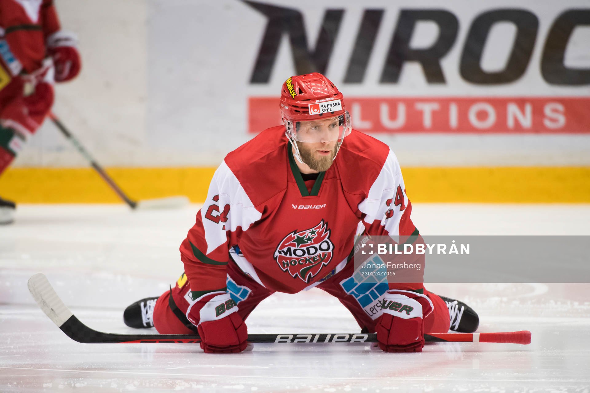 Modos Josef Ingman innan ishockeymatchen i