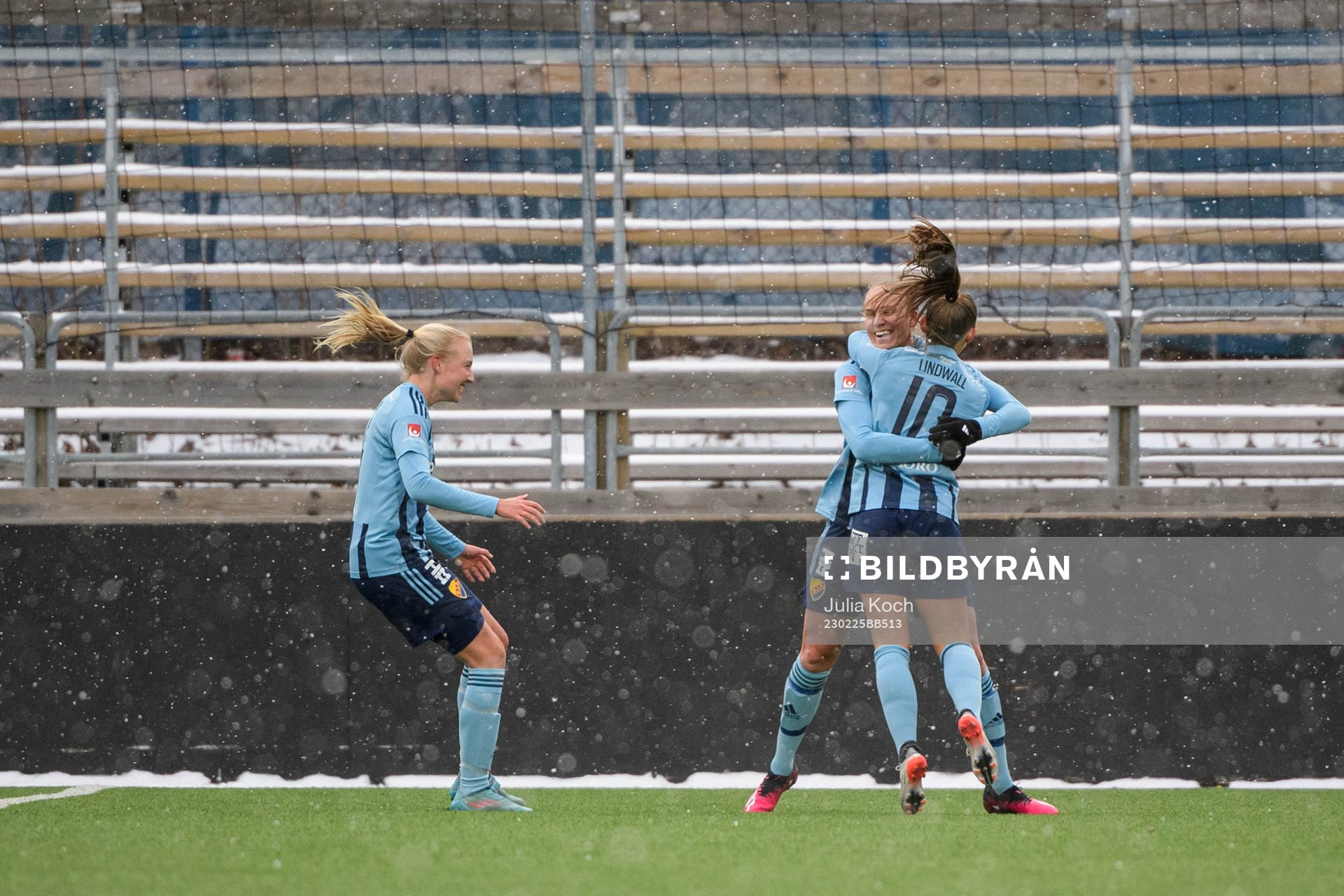 Djurgårdens Matilda Plan jublar med lagkamrater