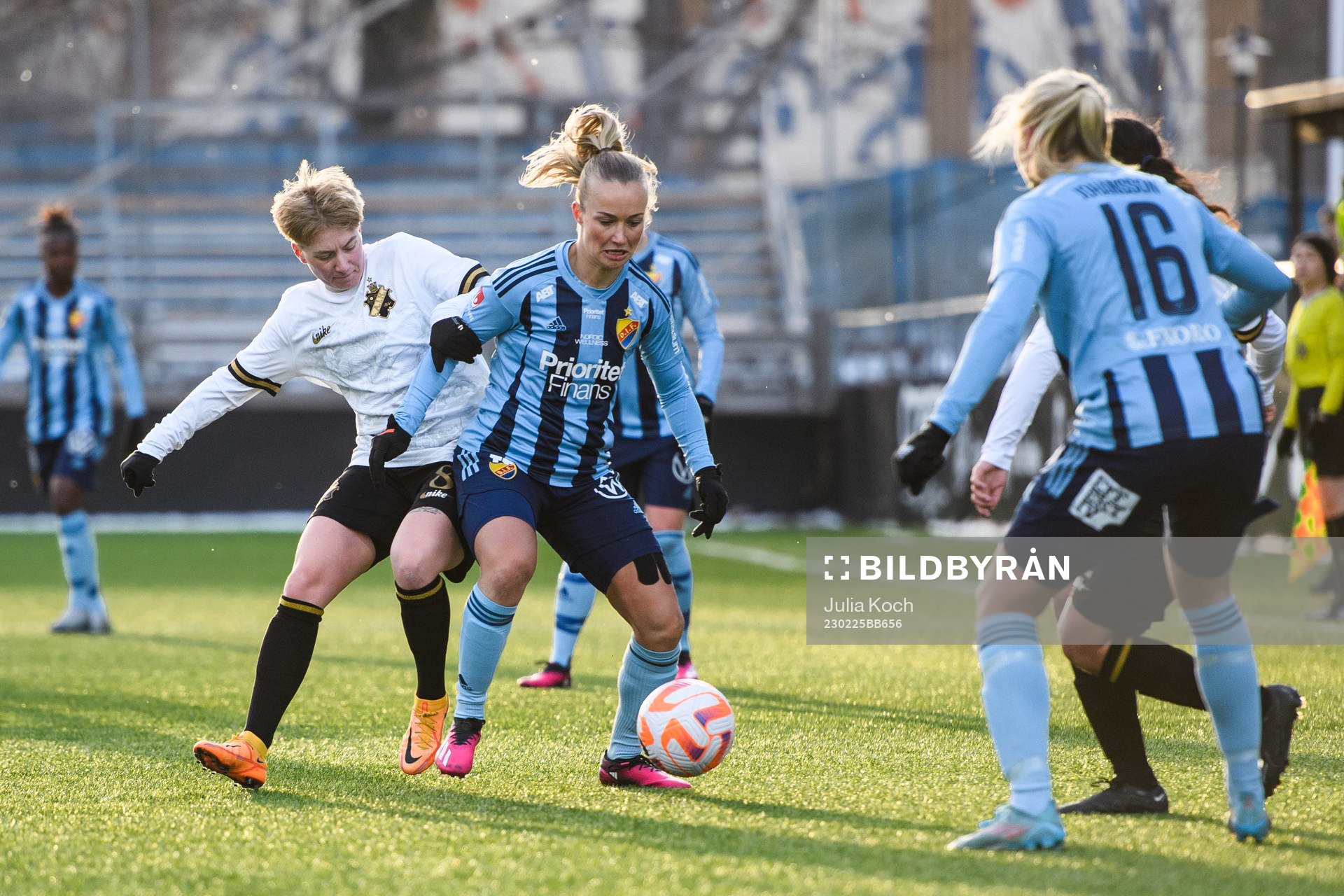 AIKs Monica Hagström och Djurgårdens Tove Almqvist under fotbollsmatchen i Svenska Cupen mellan AIK och Djurgården den 25 februari 2023 i Stockholm. 