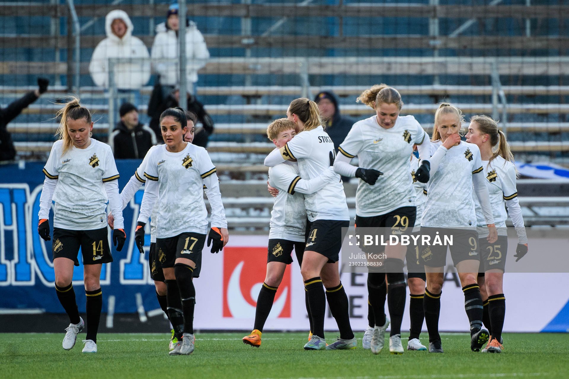 AIKs Monica Hagström jublar med lagkamrater efter 1-1 under fotbollsmatchen i Svenska Cupen mellan AIK och Djurgården den 25 februari 2023 i Stockholm.