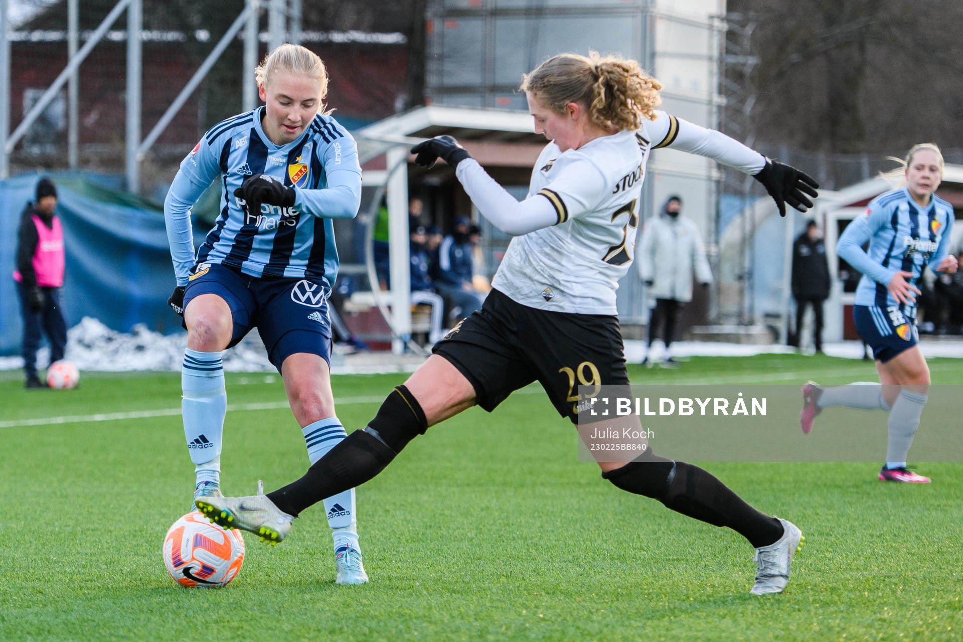 Djurgårdens Stinalisa Johansson och AIKs Julia Laukström