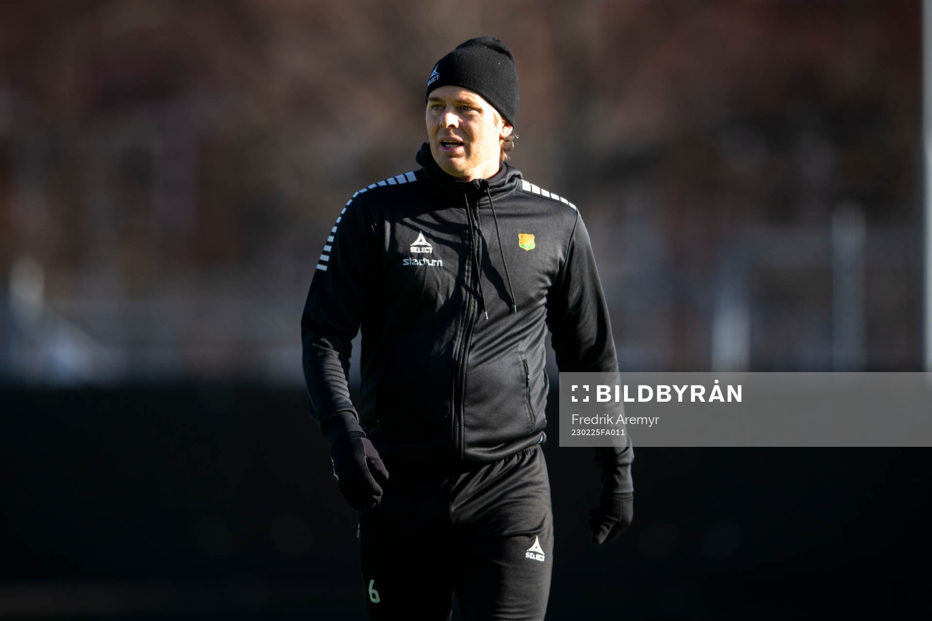 huvudtränare Fredrik Holmberg under en träning med GAIS den 25 februari 2023 i Göteborg. 