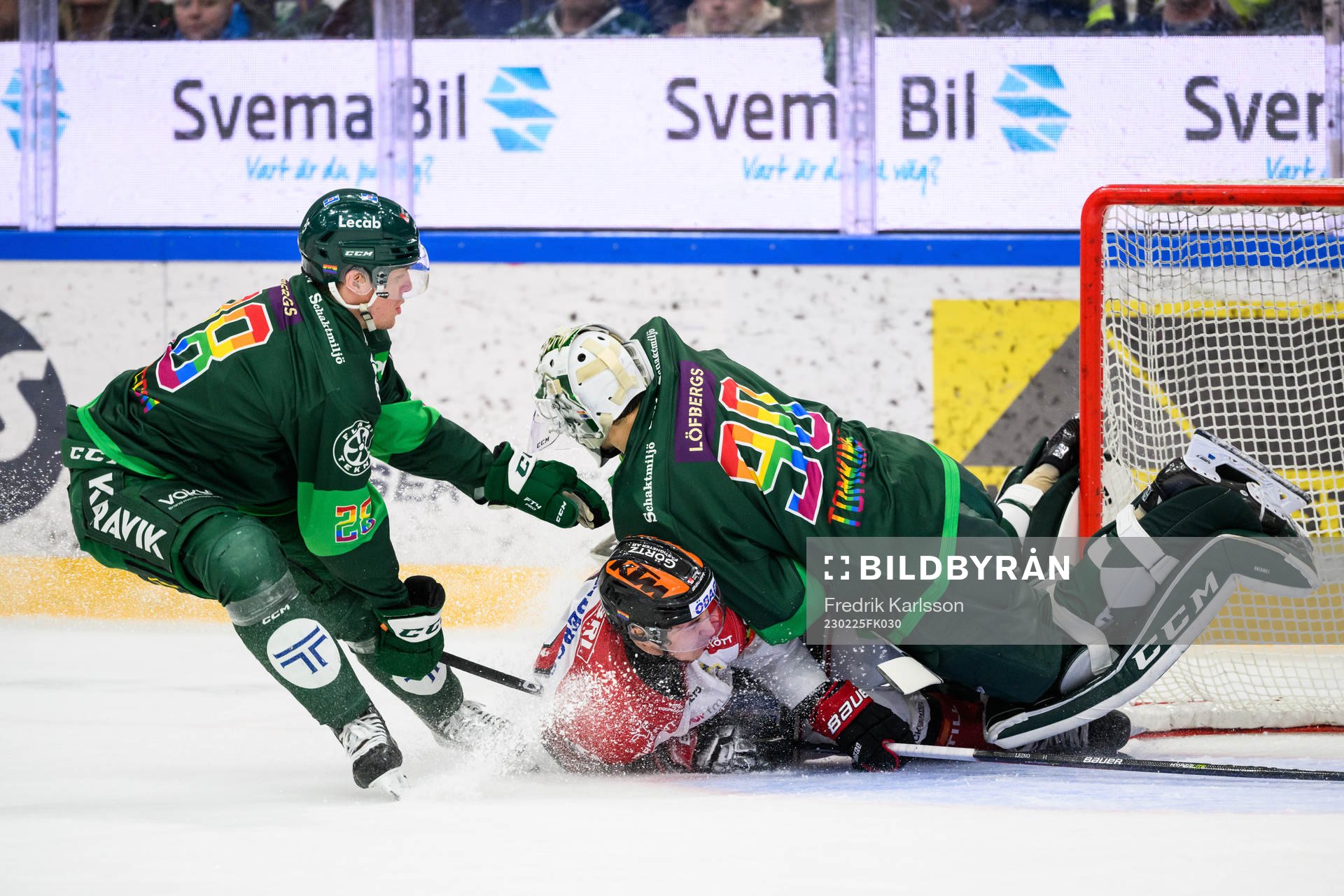 Örebros Robert Leino åker in i Färjestads målvakt