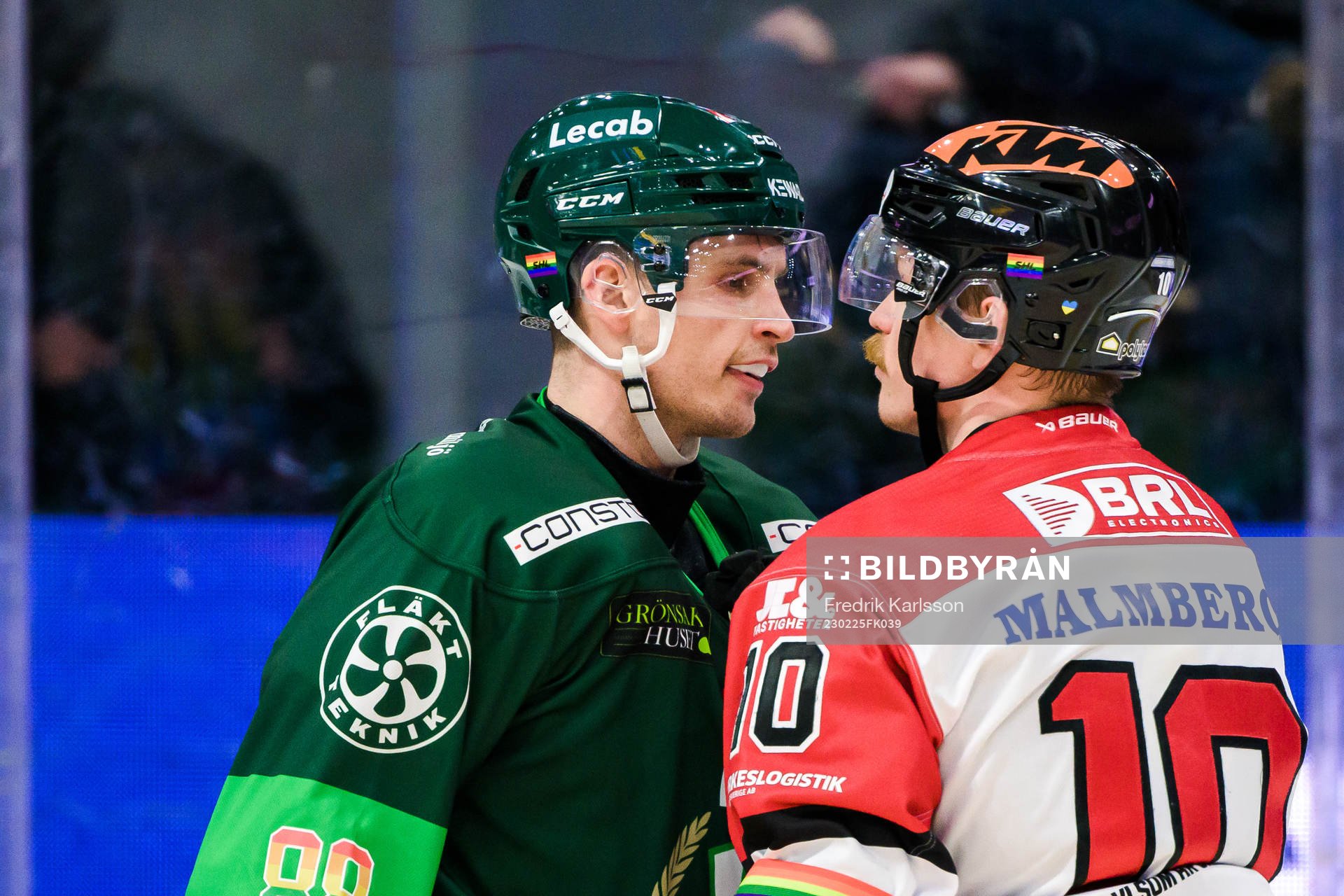 Färjestads Brandon Davidson och Örebros Rihards Marenis