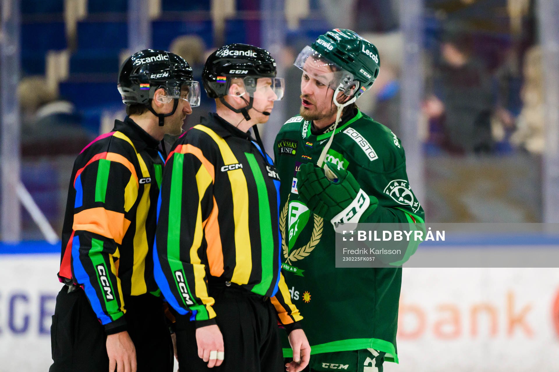 Domare Kristoffer Folkstrand och Färjestads Linus