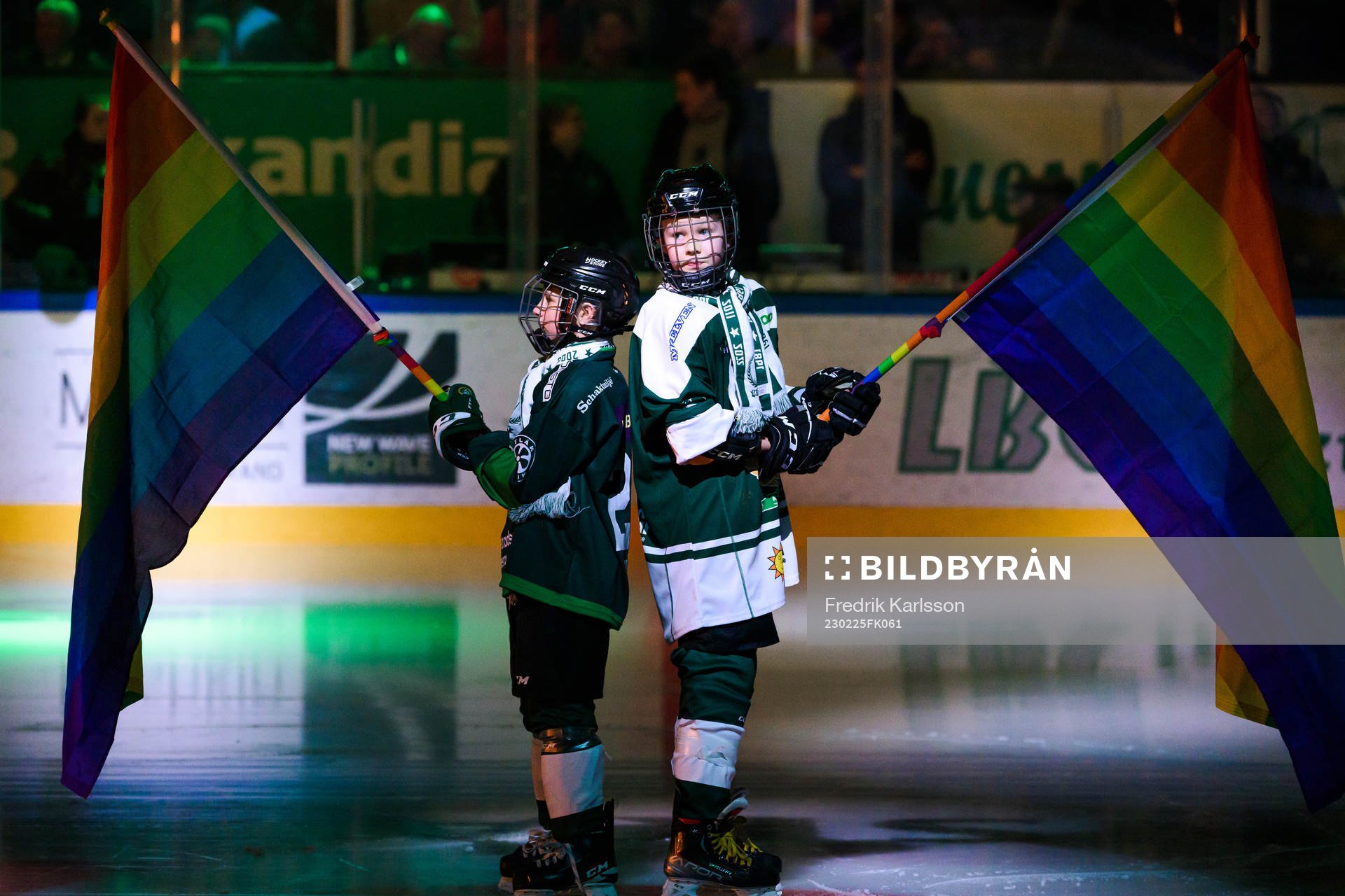 Två ungdomar med pride flaggor
