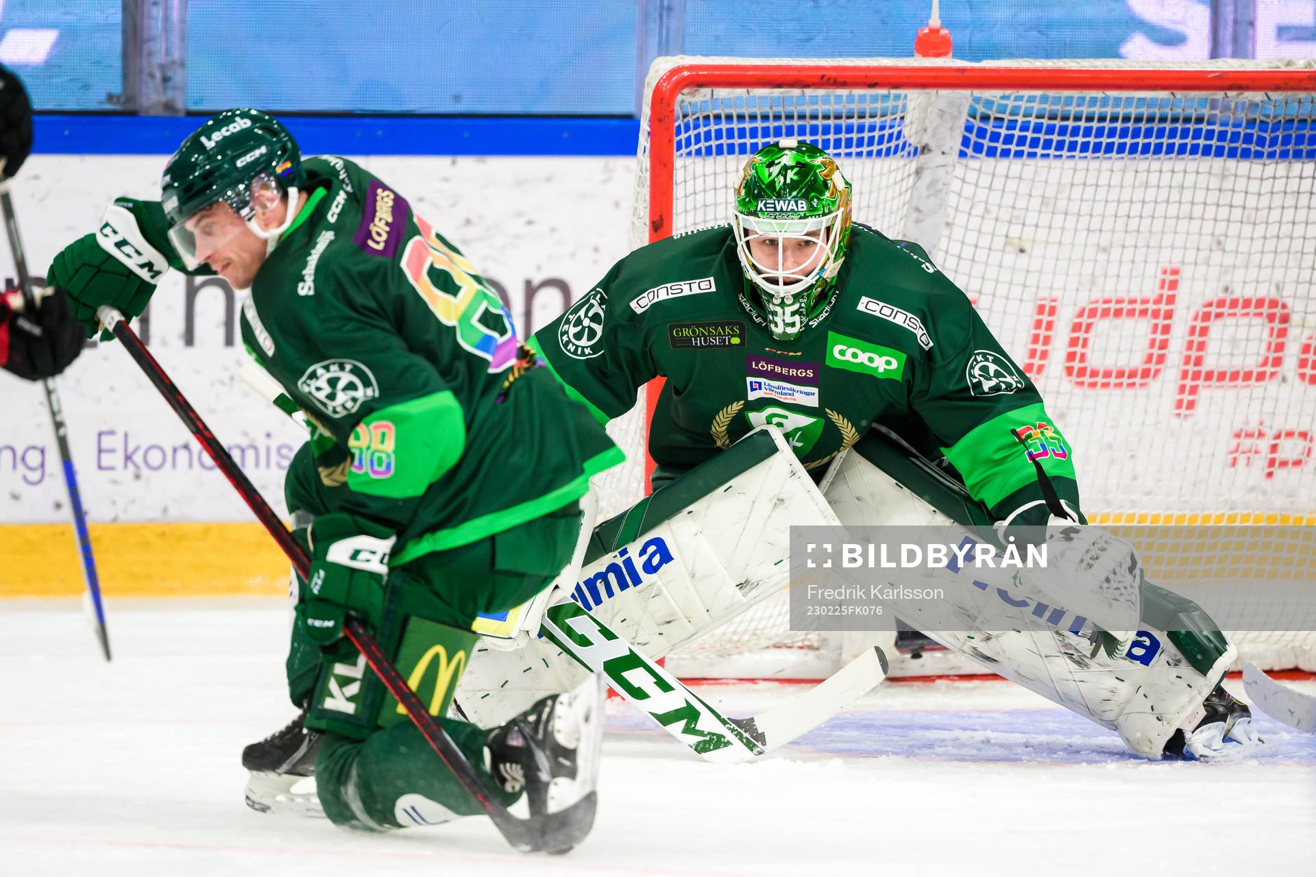 Färjestads Brandon Davidson täcker skott och målvakt