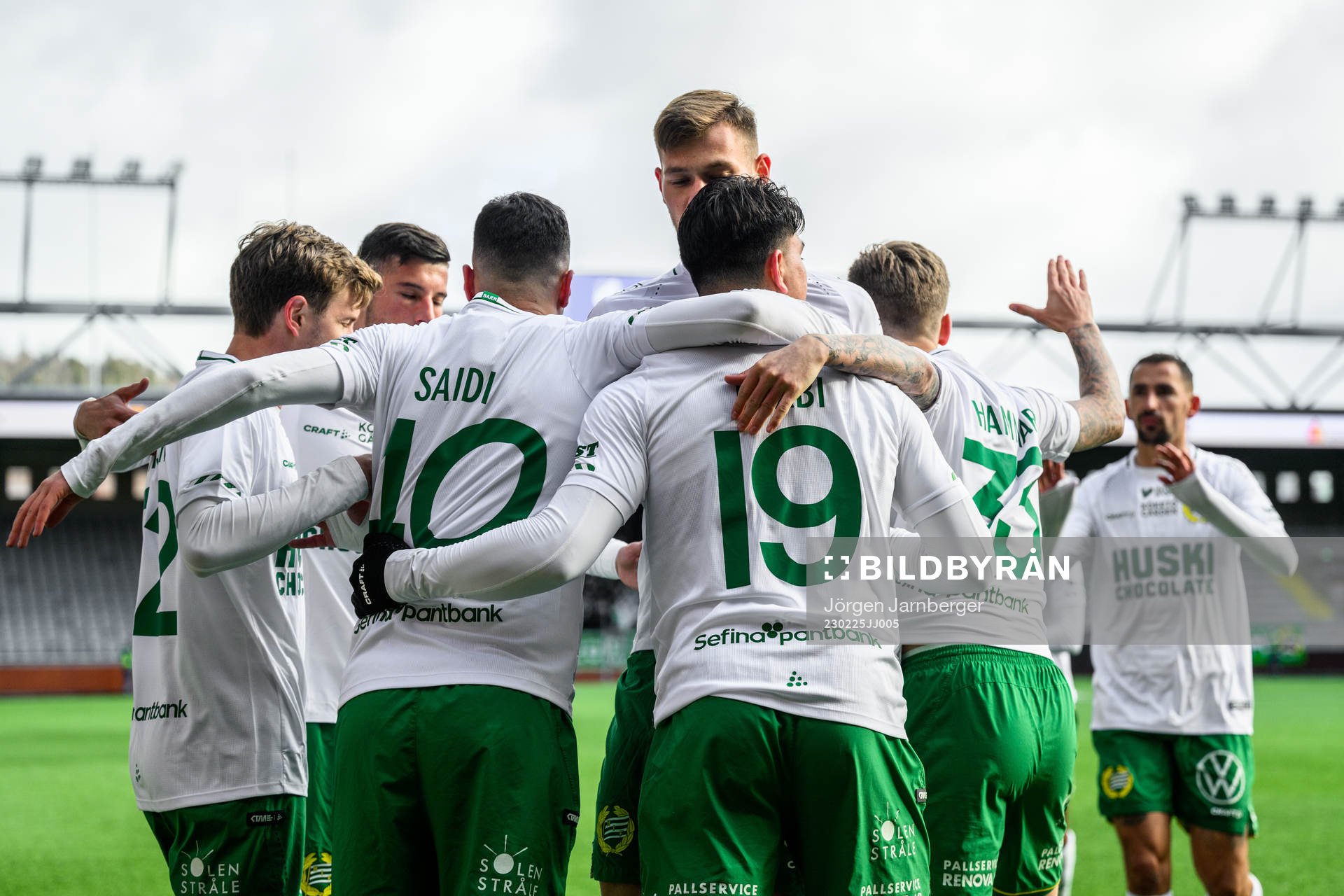 Hammarbys Jusef Erabi jublar med lagkamrater