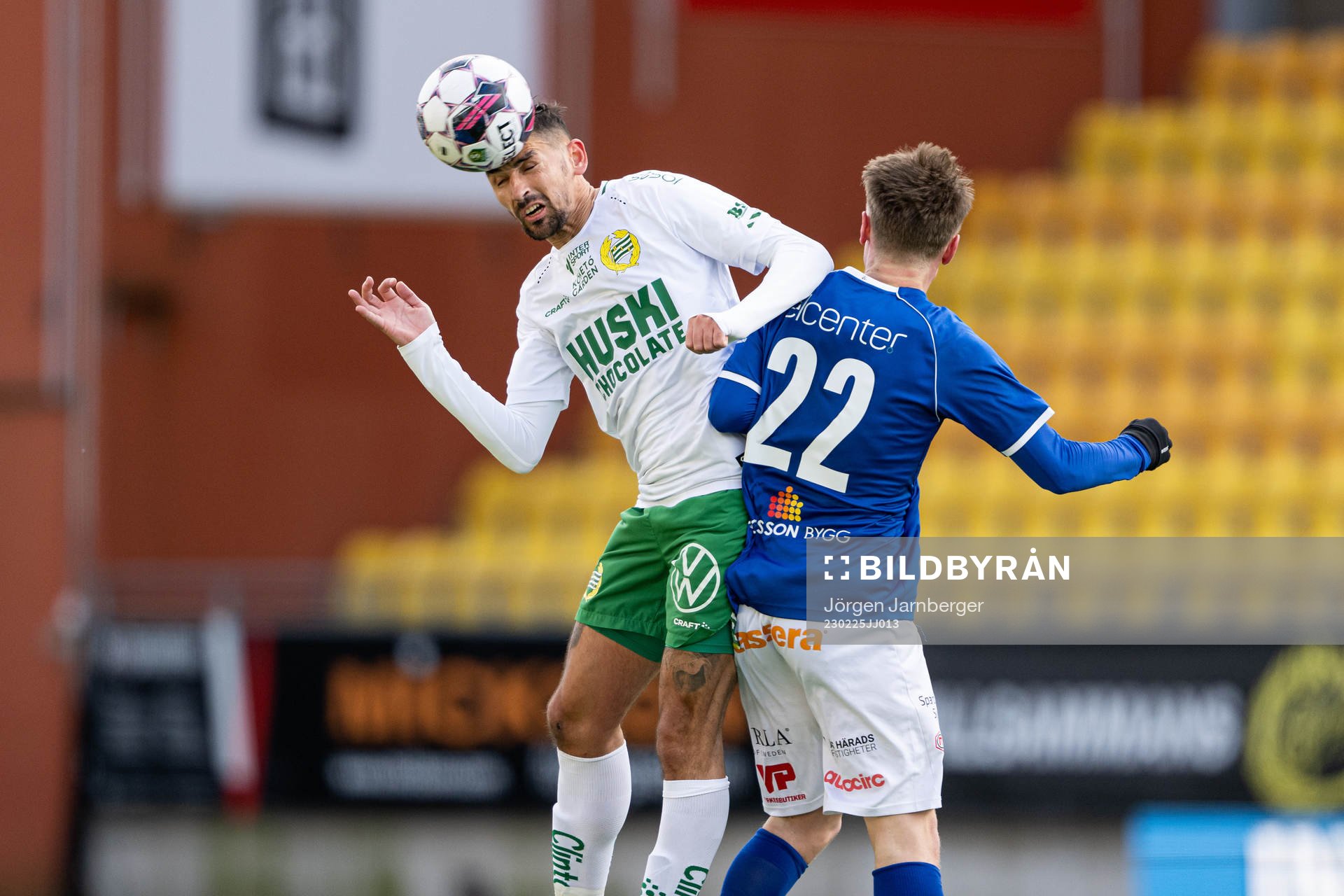 Hammarbys Loret Sadiku i kamp med Norrbys Teo Helge under fotbollsmatchen i Svenska Cupen mellan Norrby och Hammarby den 25 februari 2023 i Borås.