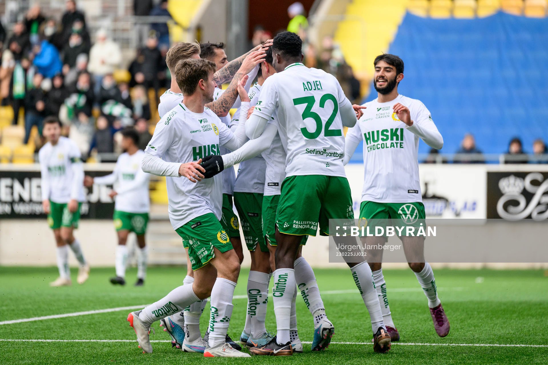 Hammarbys Jusef Erabi jublar med lagkamrater