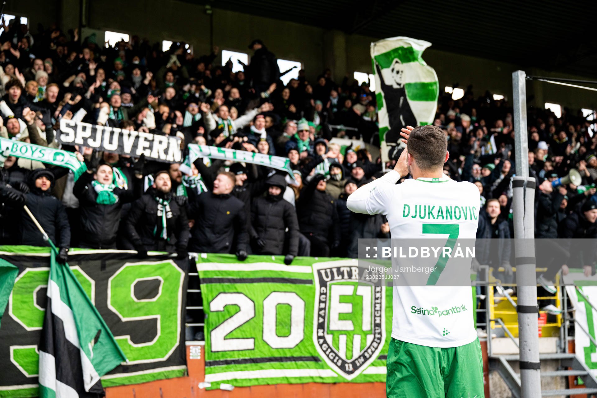 Hammarbys Viktor Djukanovic jublar med supportrarna
