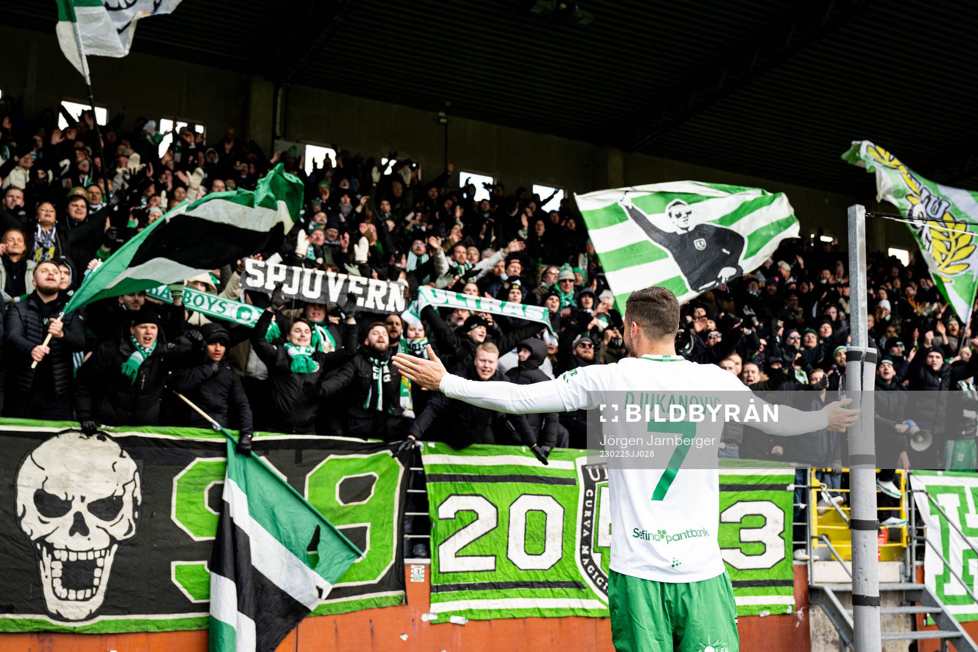 Hammarbys Viktor Djukanovic jublar med supportrarna
