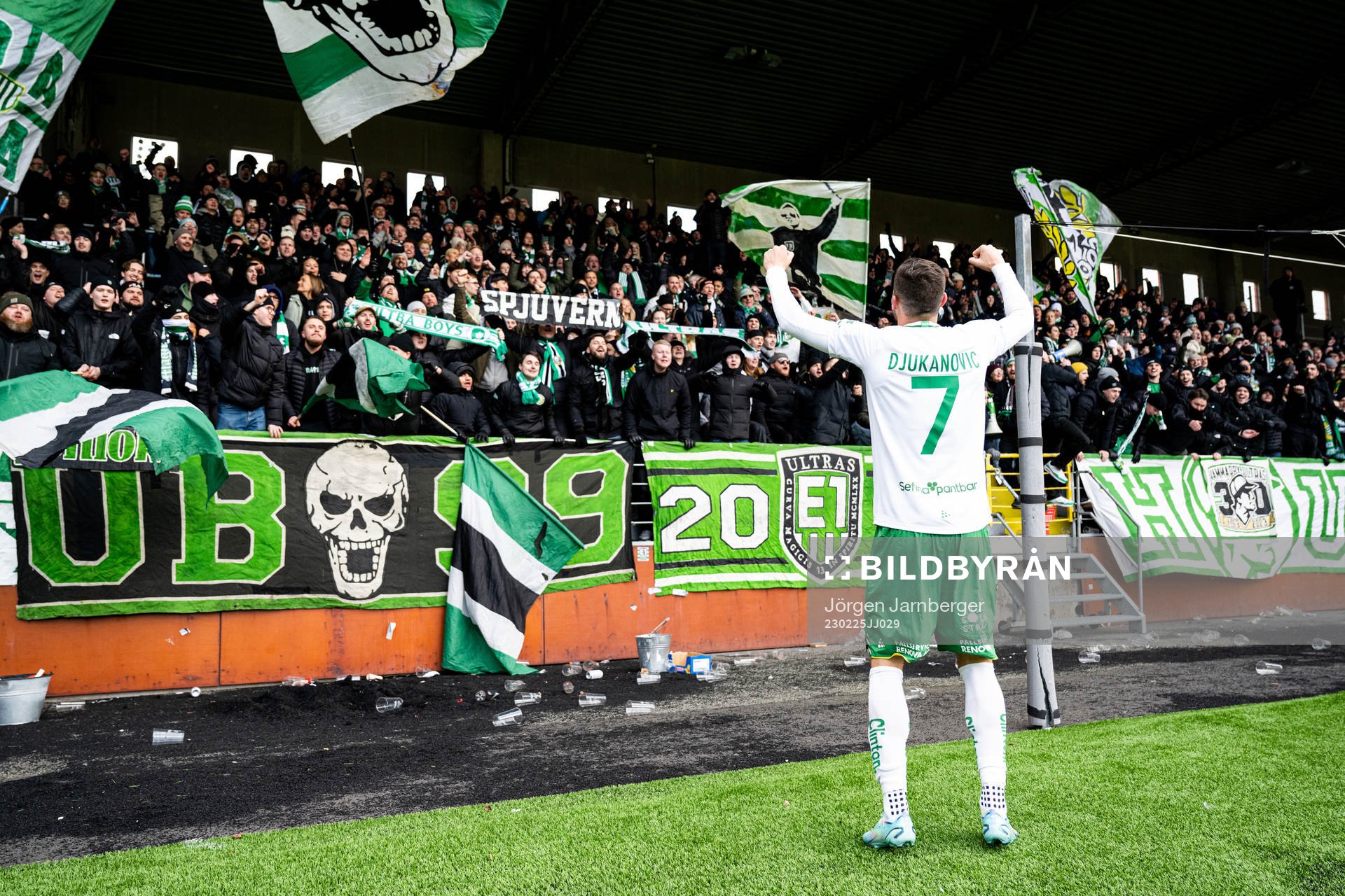Hammarbys Viktor Djukanovic jublar med supportrarna