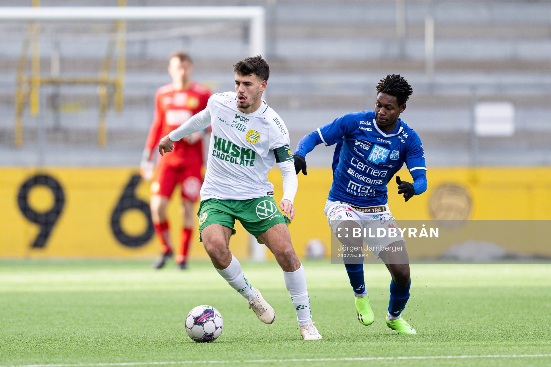 Hammarbys Hammarbys Edvin Kurtulus och Norrbys Henry Atola under fotbollsmatchen i Svenska Cupen mellan Norrby och Hammarby den 25 februari 2023 i Borås.