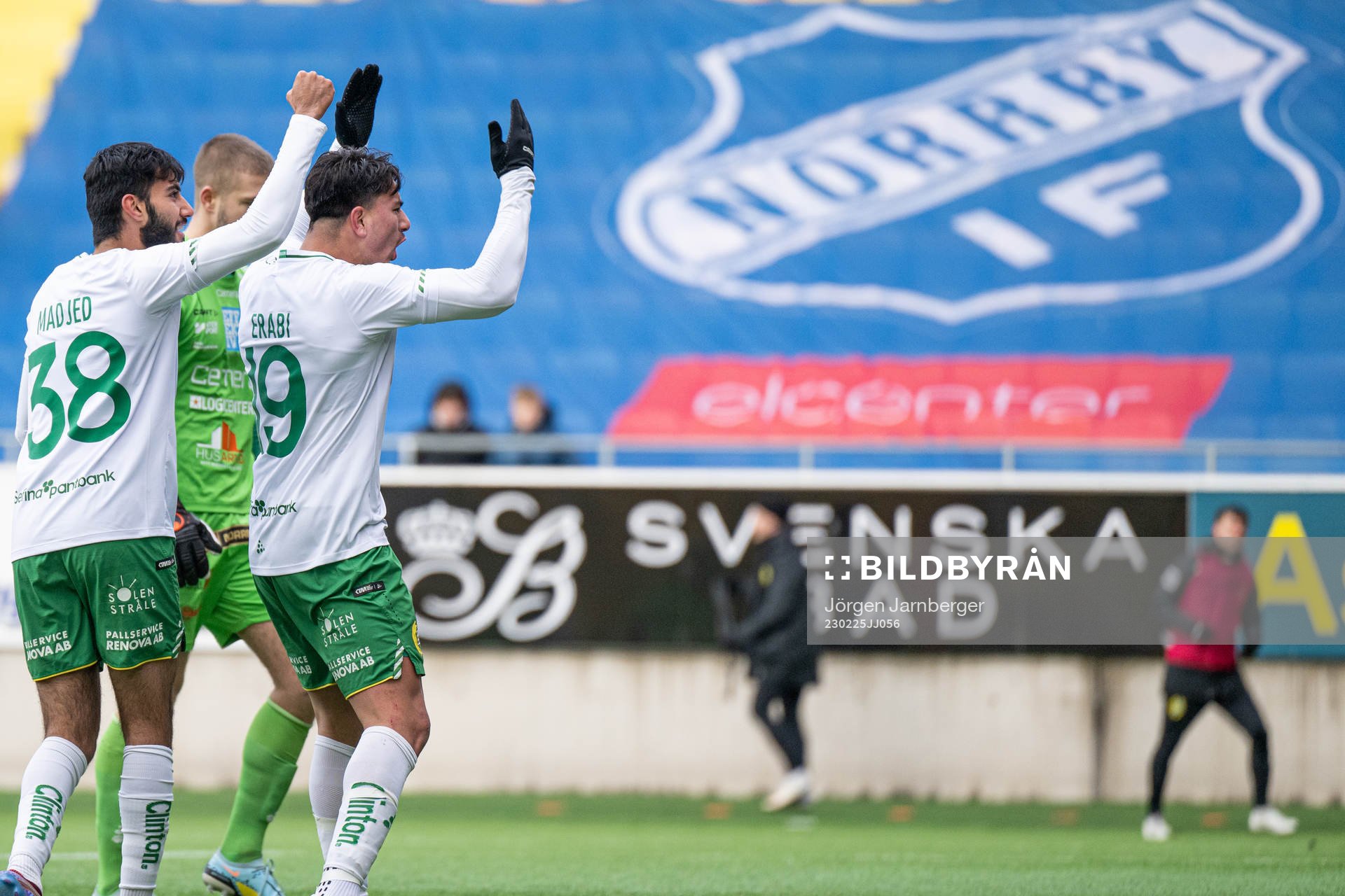 Hammarbys Jusef Erabi jublar med Montader Madjed efter 0-3 under fotbollsmatchen i Svenska Cupen mellan Norrby och Hammarby den 25 februari 2023 i Borås.