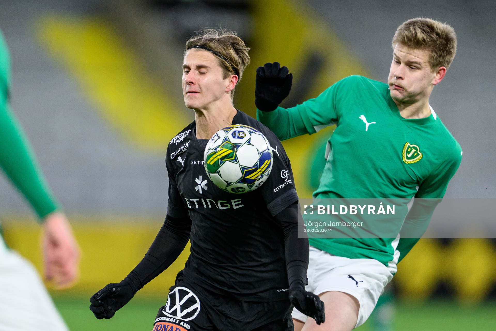 Halmstads Erik Ahlstrand och Emirhan Gecer Arvid Eriksson under fotbollsmatchen i Svenska Cupen mellan Halmstad och Jönköpings Södra den 25 februari 2023 i Borås. 