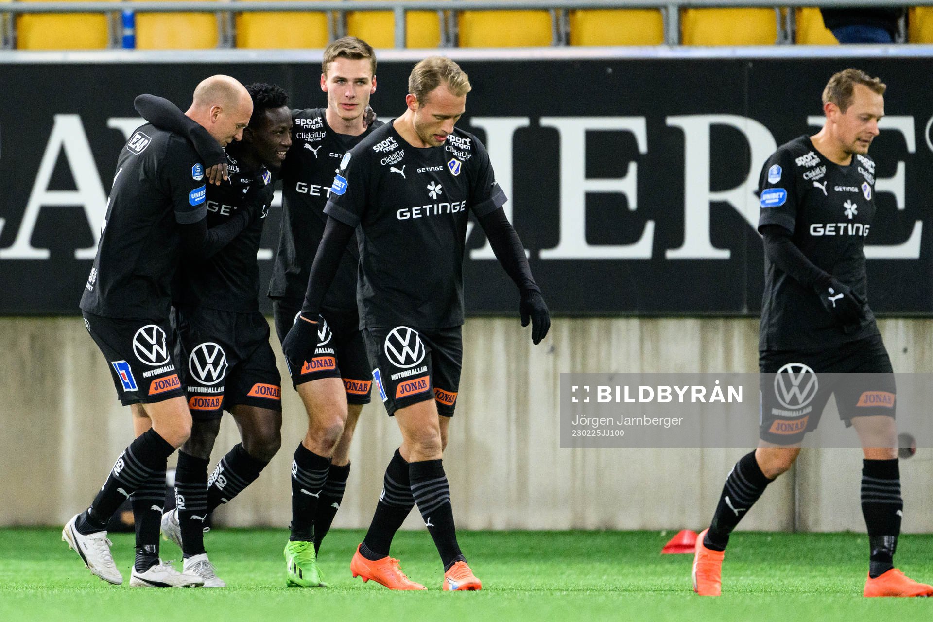 Halmstads Naeem Mohammed jublar med lagkamrater