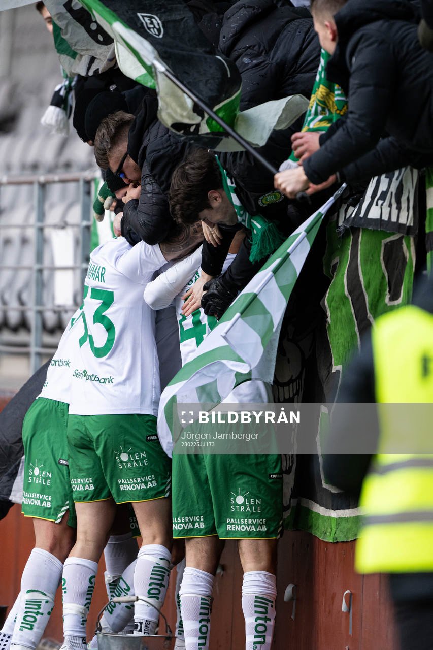 Hammarbys spelare jublar med supportrarna