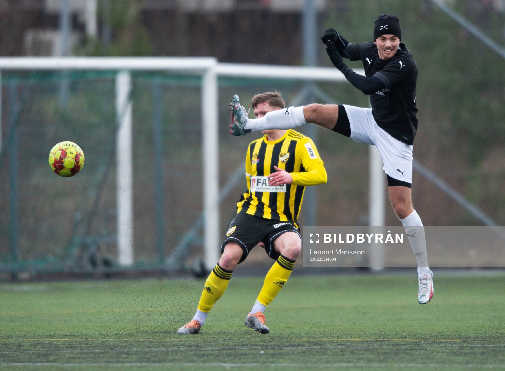 IFK Hässleholms Axel Henriksson rensar undan i