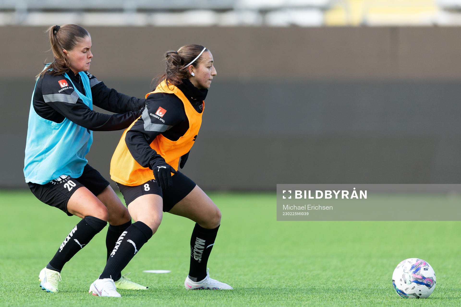 Häckens Hanna Wijk och Rosa Kafaji innan fotbollsmatchen i