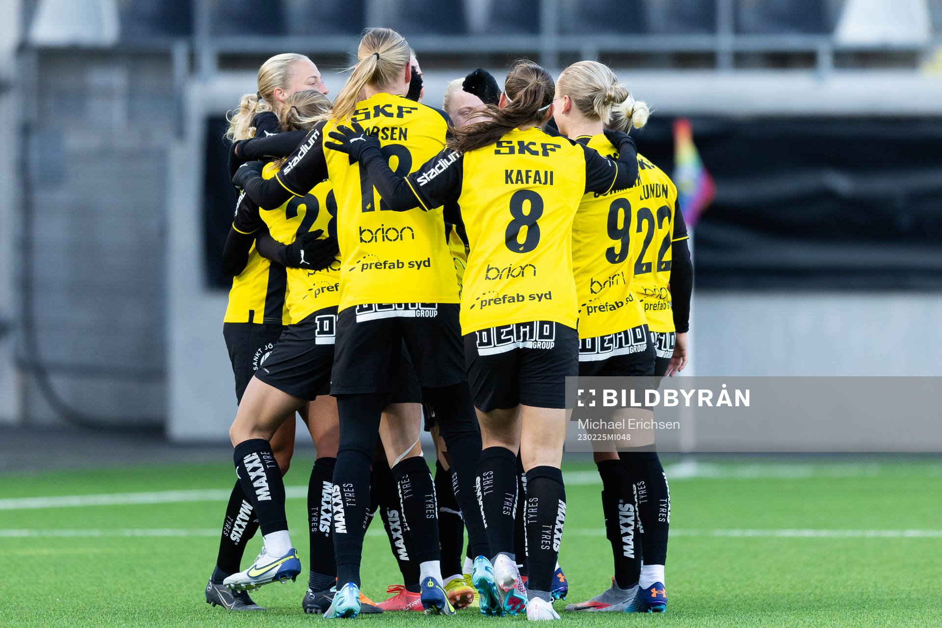 Häckens Josefine Rybrink jublar med lagkamrater