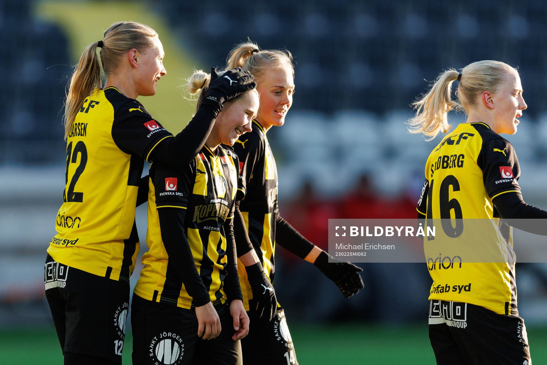Häckens Stine Larsen jublar med lagkamrater