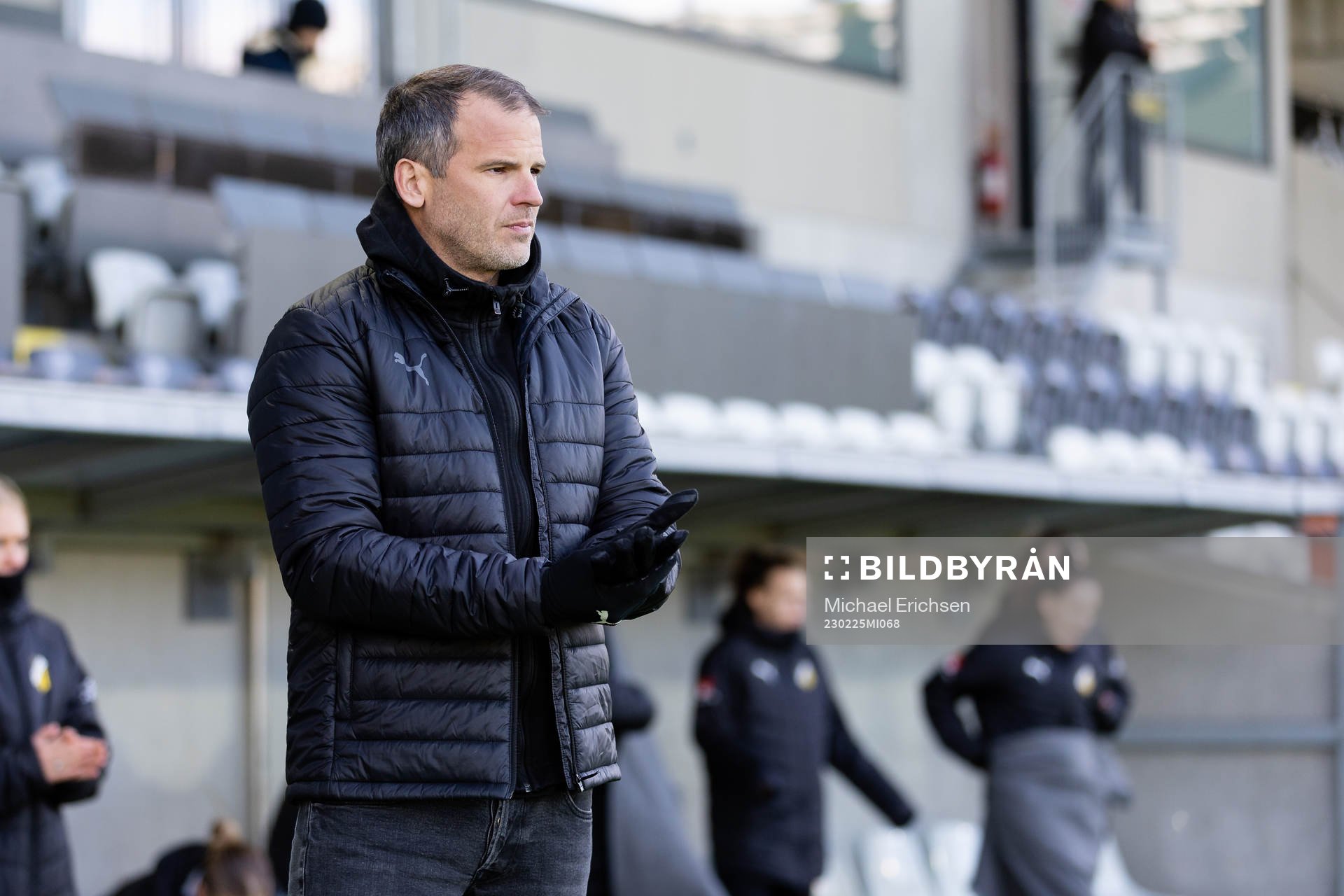 Häckens tränare Robert Vilahamn innan fotbollsmatchen i