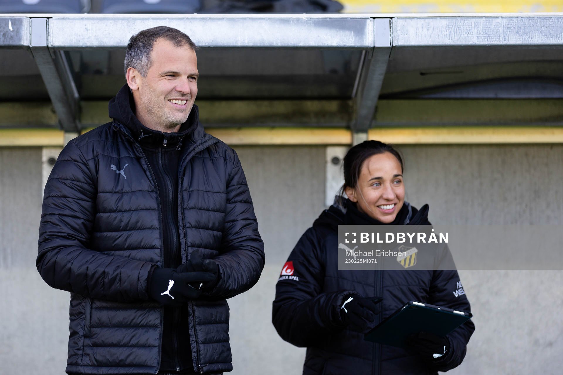 Häckens tränare Robert Vilahamn och assisterande tränare Bri Campos innan fotbollsmatchen i Svenska Cupen mellan Häcken och Örebro den 25 februari 2023 i Göteborg.