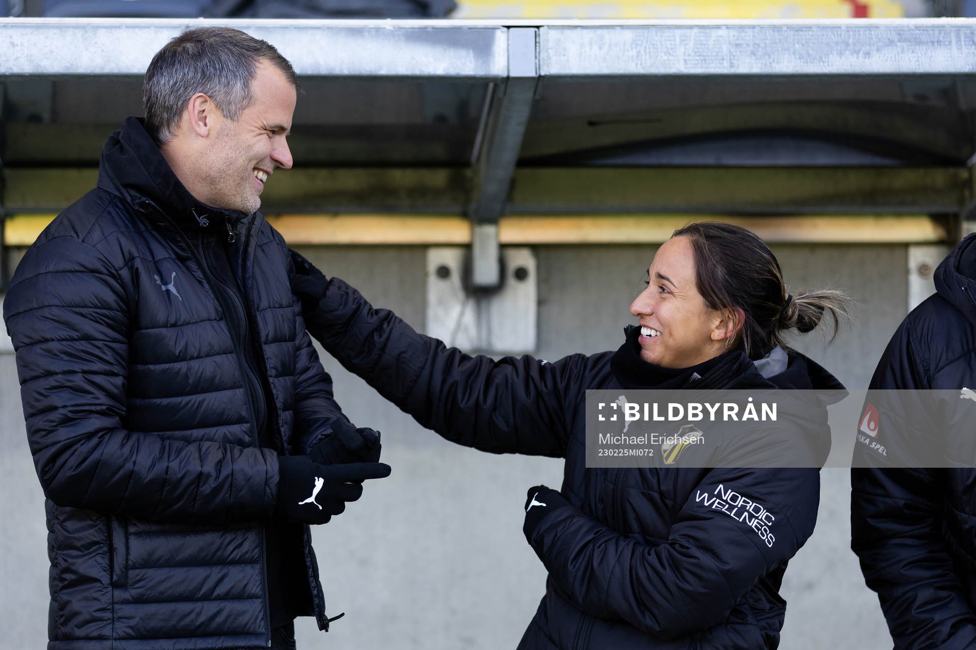 Häckens tränare Robert Vilahamn och assisterande tränare Bri Campos innan fotbollsmatchen i Svenska Cupen mellan Häcken och Örebro den 25 februari 2023 i Göteborg.